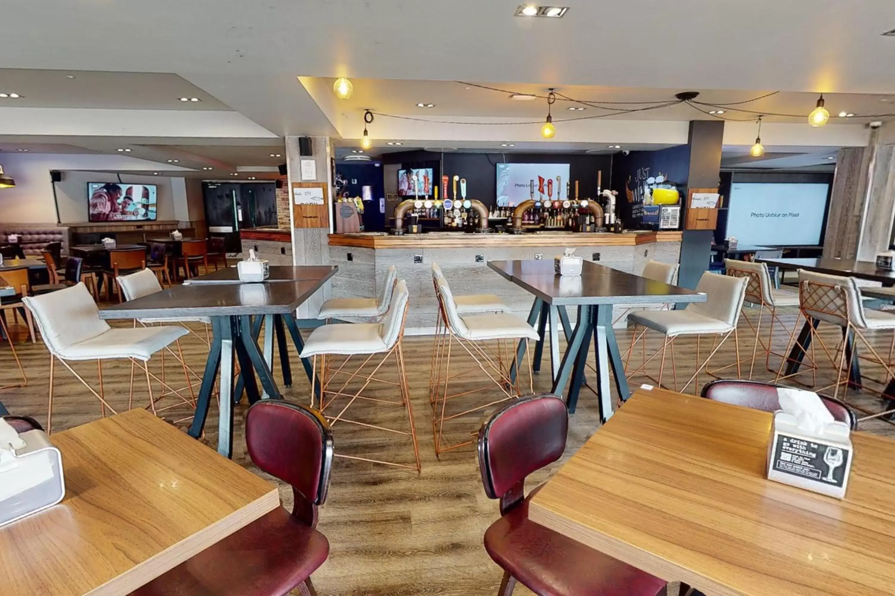 Restaurant/places to eat, Lounge/Bar in Village Hotel Swansea