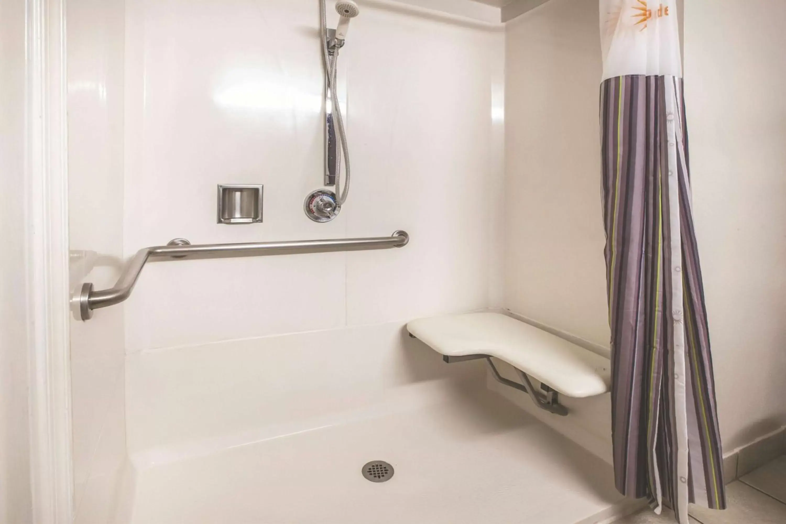 Photo of the whole room, Bathroom in La Quinta Inn by Wyndham Waldorf