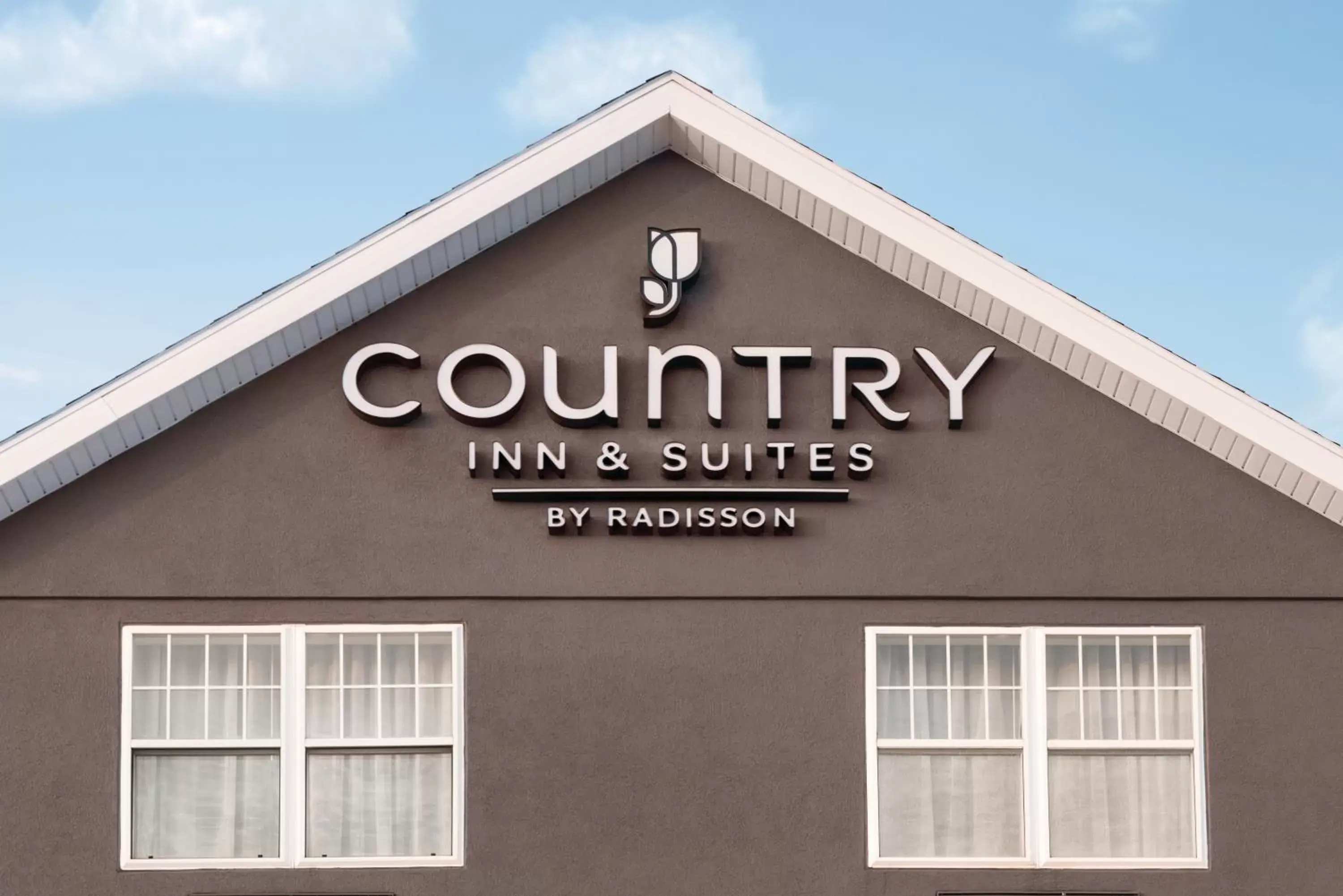 Property Building in Country Inn & Suites by Radisson, Dubuque, IA