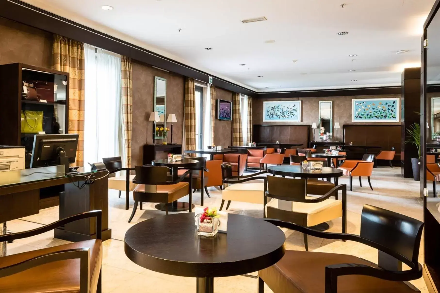 Lounge or bar, Restaurant/Places to Eat in Crowne Plaza Milan Malpensa Airport, an IHG Hotel