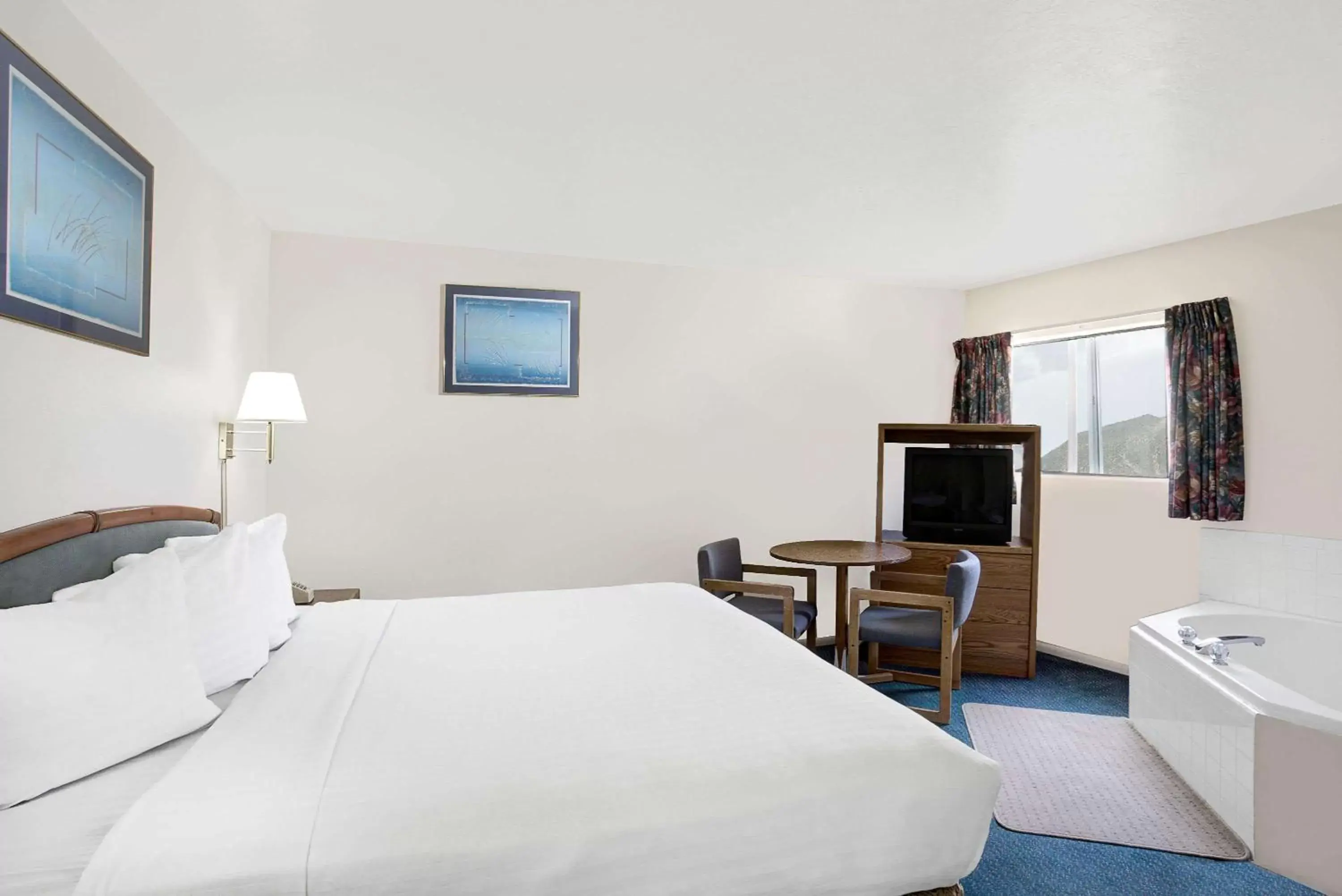 Photo of the whole room, Bed in Travelodge by Wyndham Cedar City