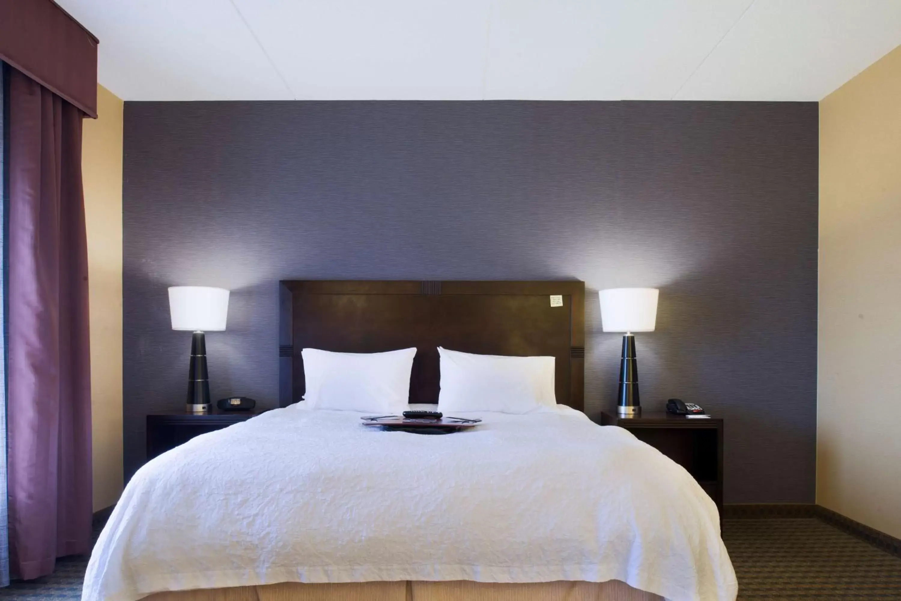 Bed in Hampton Inn & Suites Vineland
