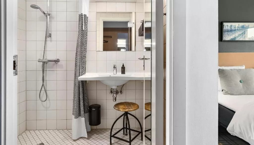 Bathroom, Bed in Ibsens Hotel
