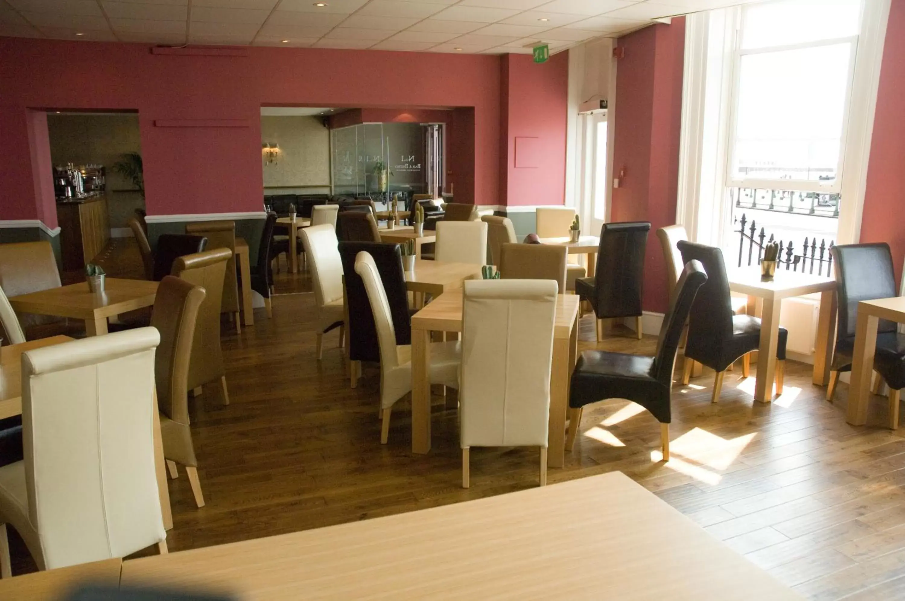 Lounge or bar, Restaurant/Places to Eat in Queens Hotel & Spa