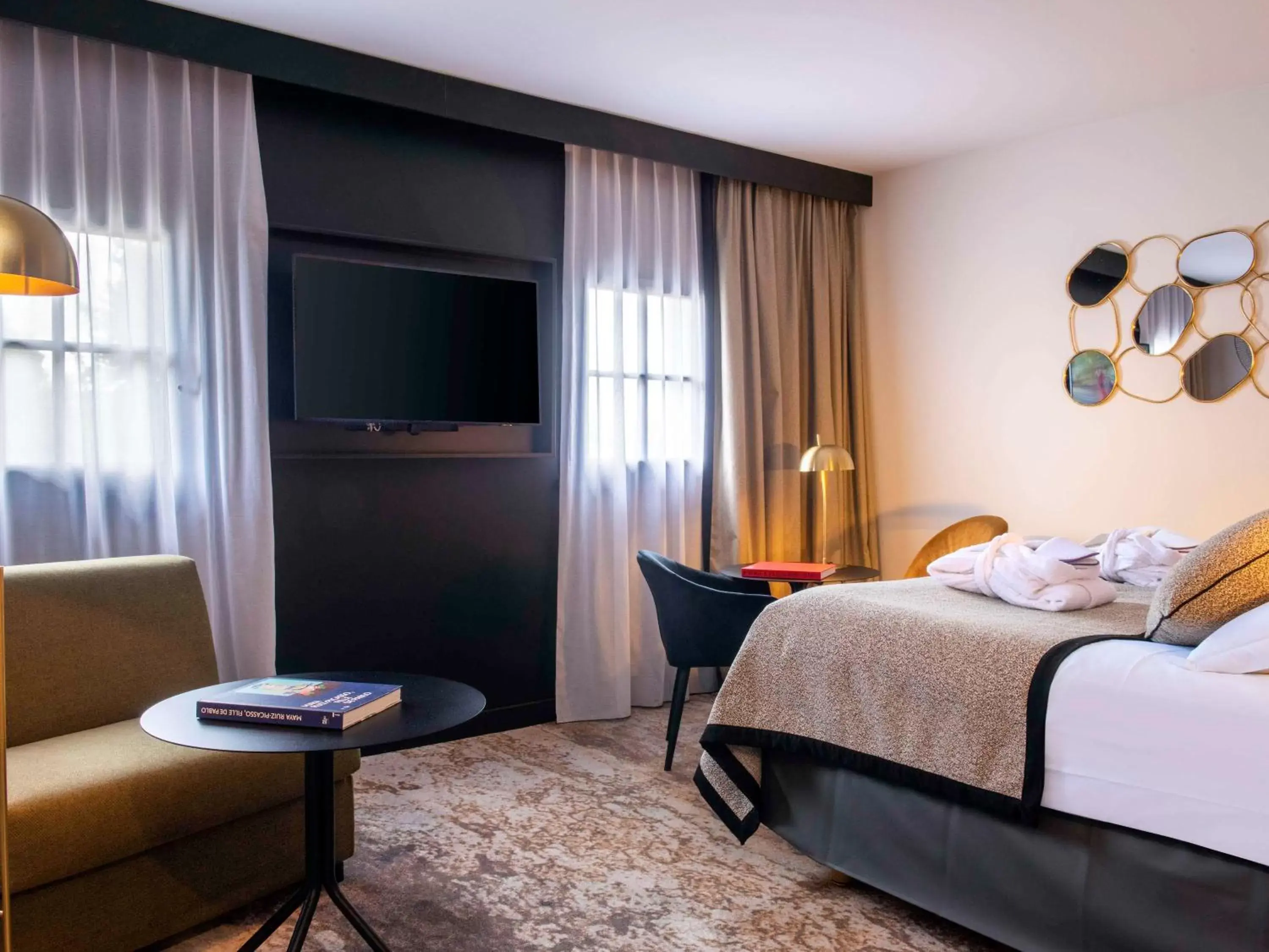Bedroom, Bed in Mercure Carcassonne La Cité - entièrement rénové
