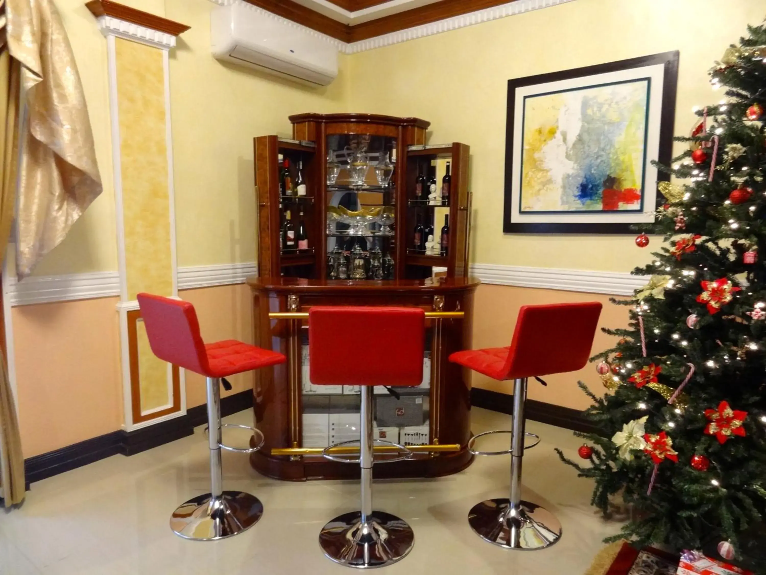 Lounge or bar in The Executive Villa Inn & Suites Lounge or bar in The Executive Villa Inn & Suites