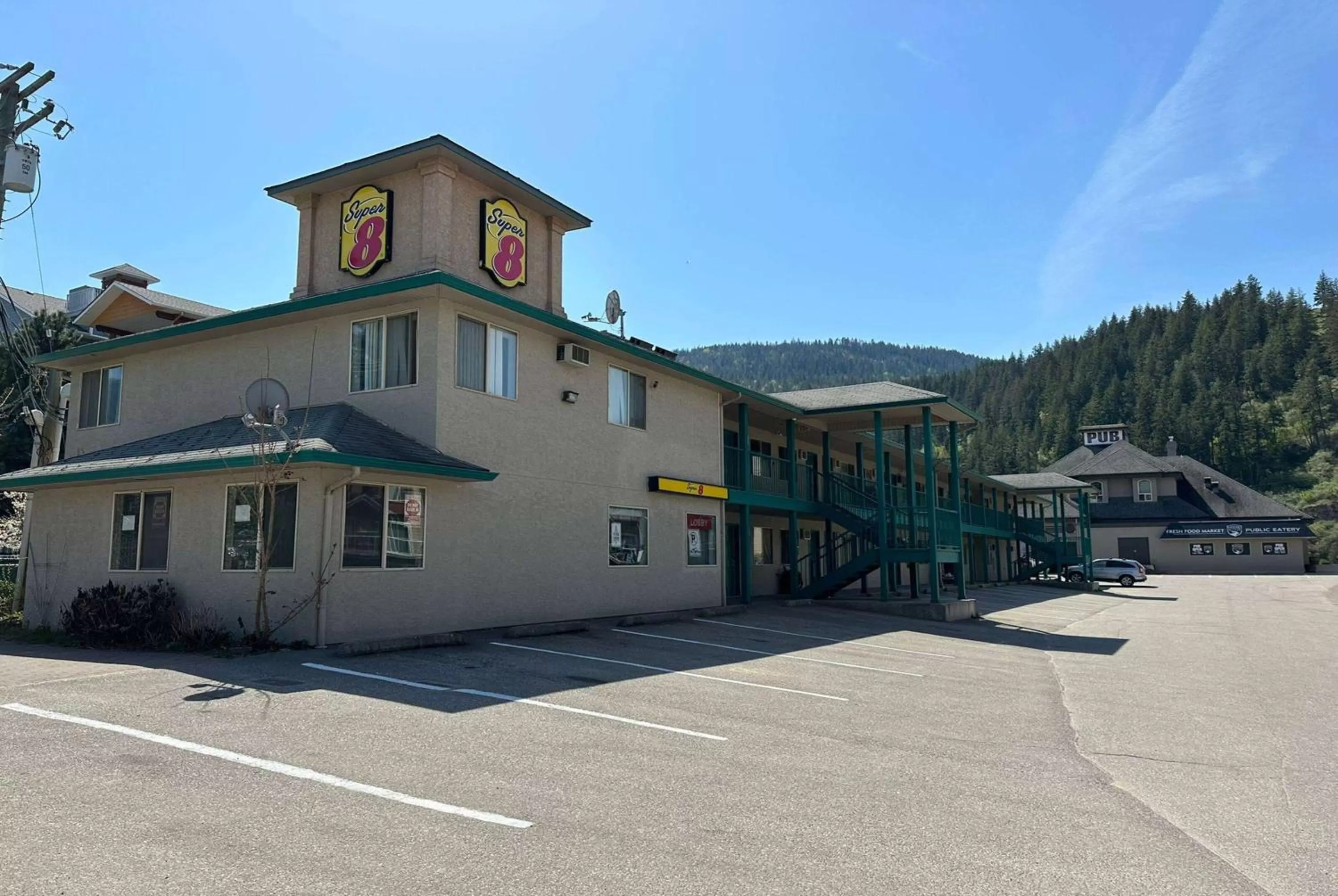 Property building in Super 8 by Wyndham Sicamous