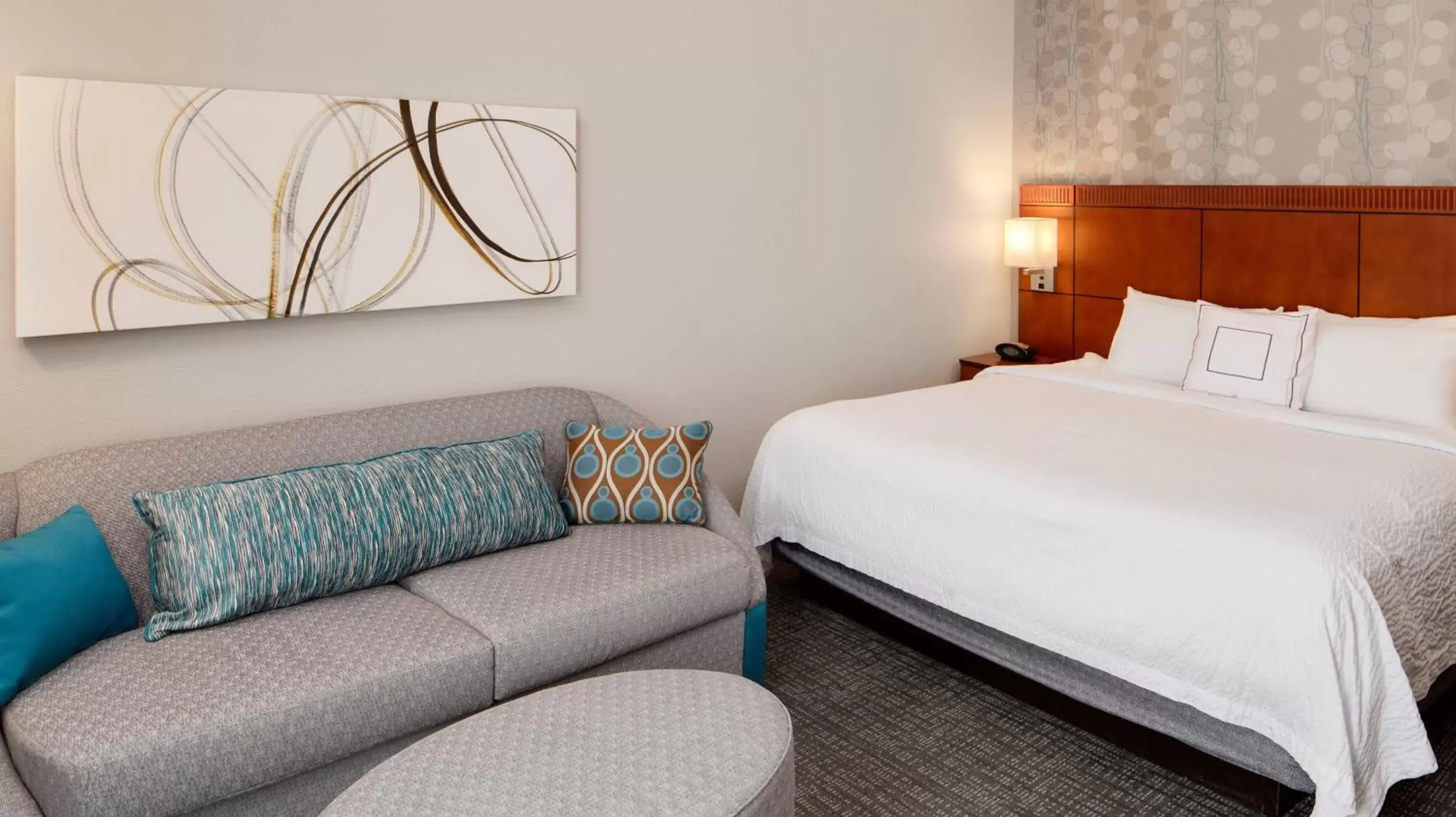 Bed in Courtyard by Marriott Pittsburgh West Homestead Waterfront