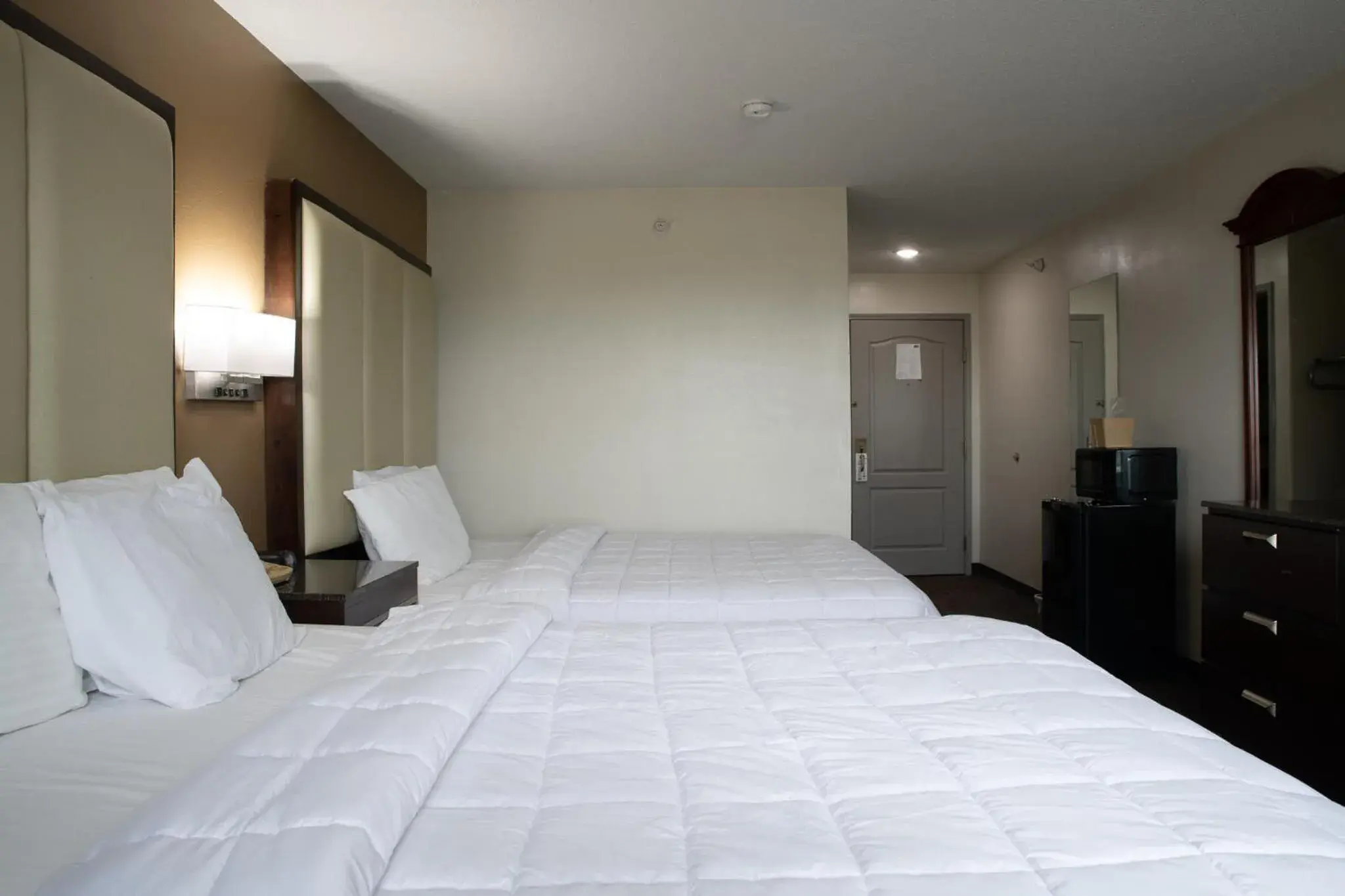 Photo of the whole room, Bed in BlissPoint Inn & Suites Marion