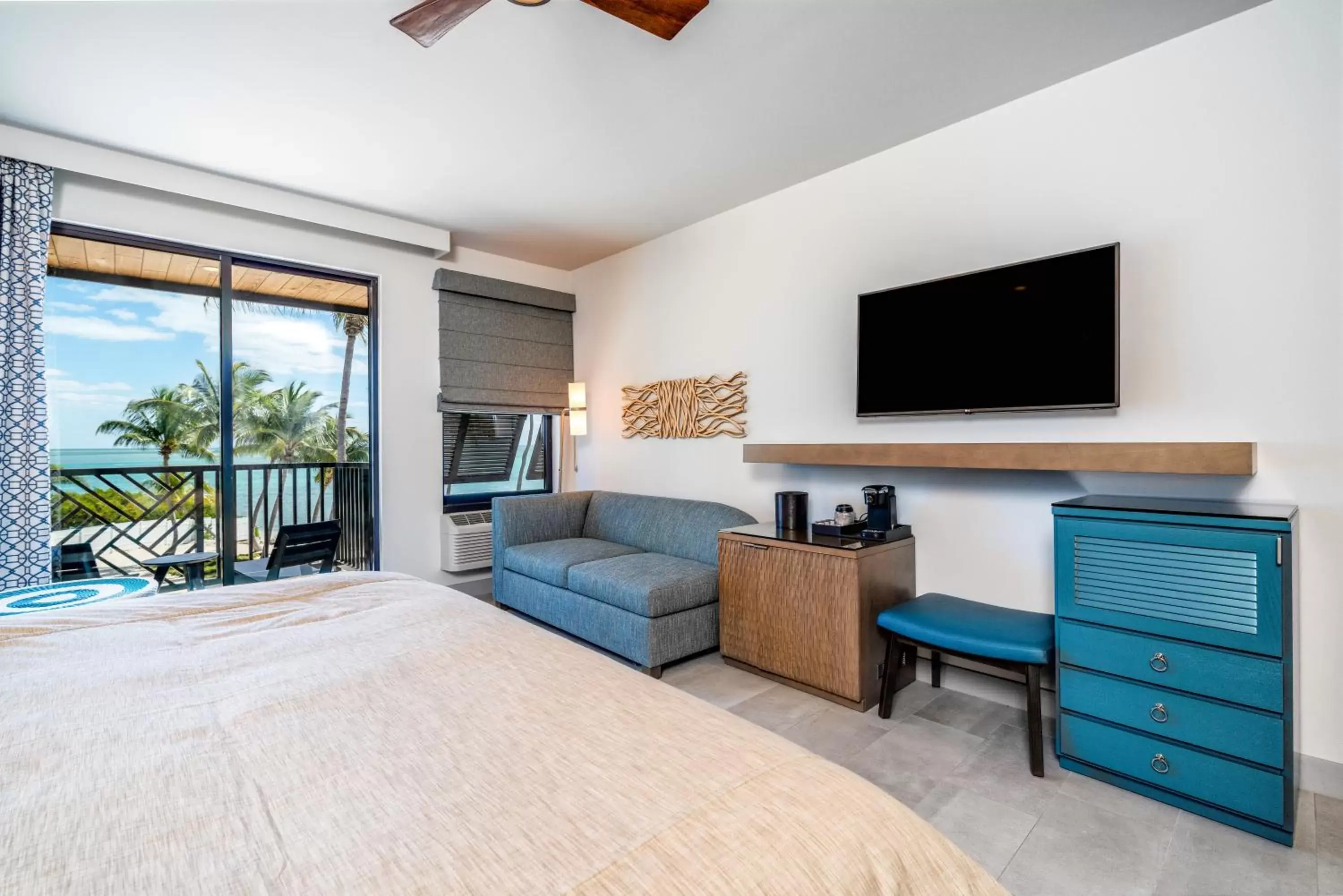 Seating area, TV/Entertainment Center in Chesapeake Beach Resort