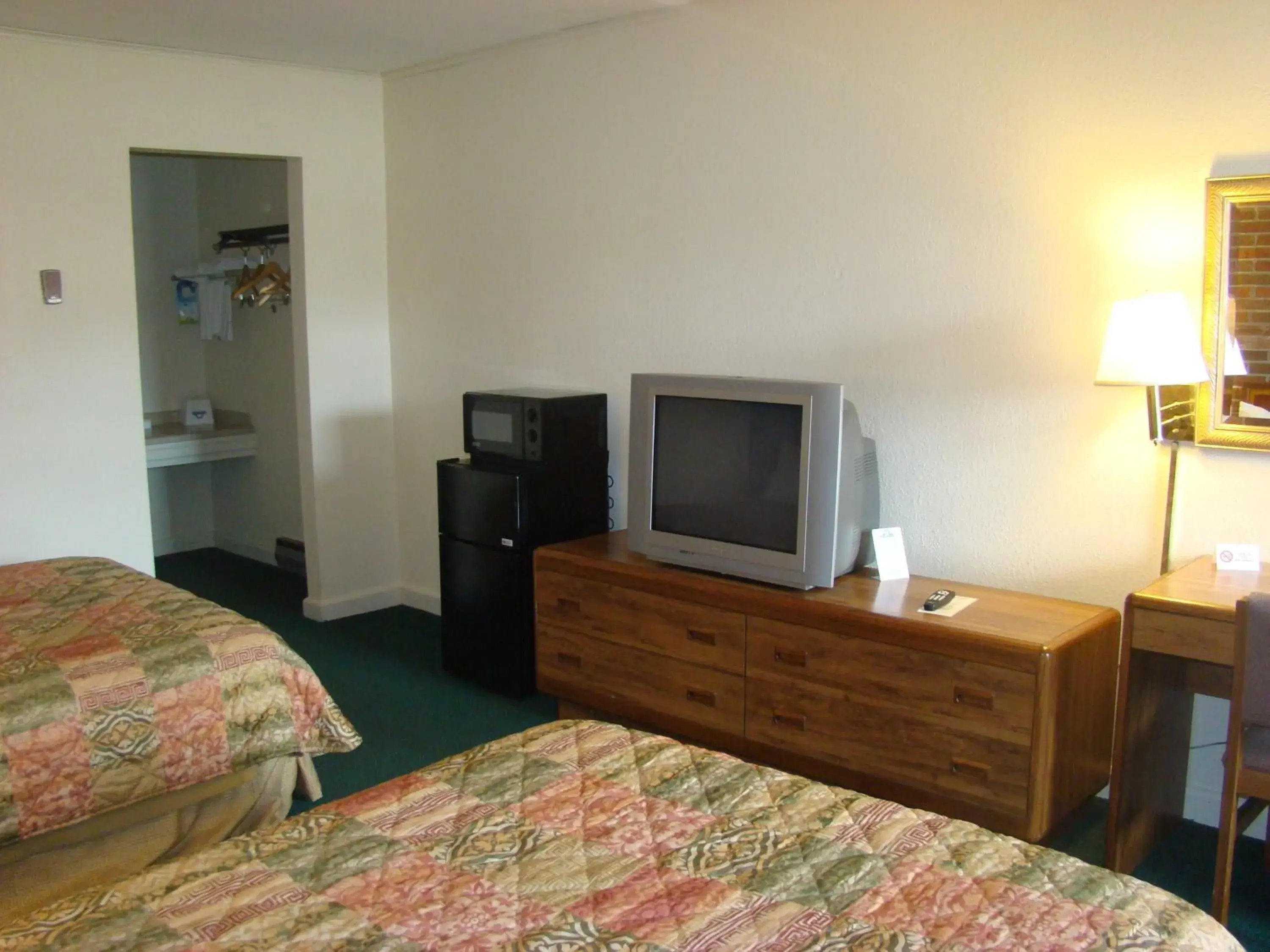 TV and multimedia, TV/Entertainment Center in Aderi Hotel Near Bucknell University