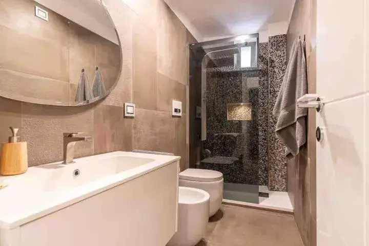 Shower, Bathroom in Terrazza Vallisa