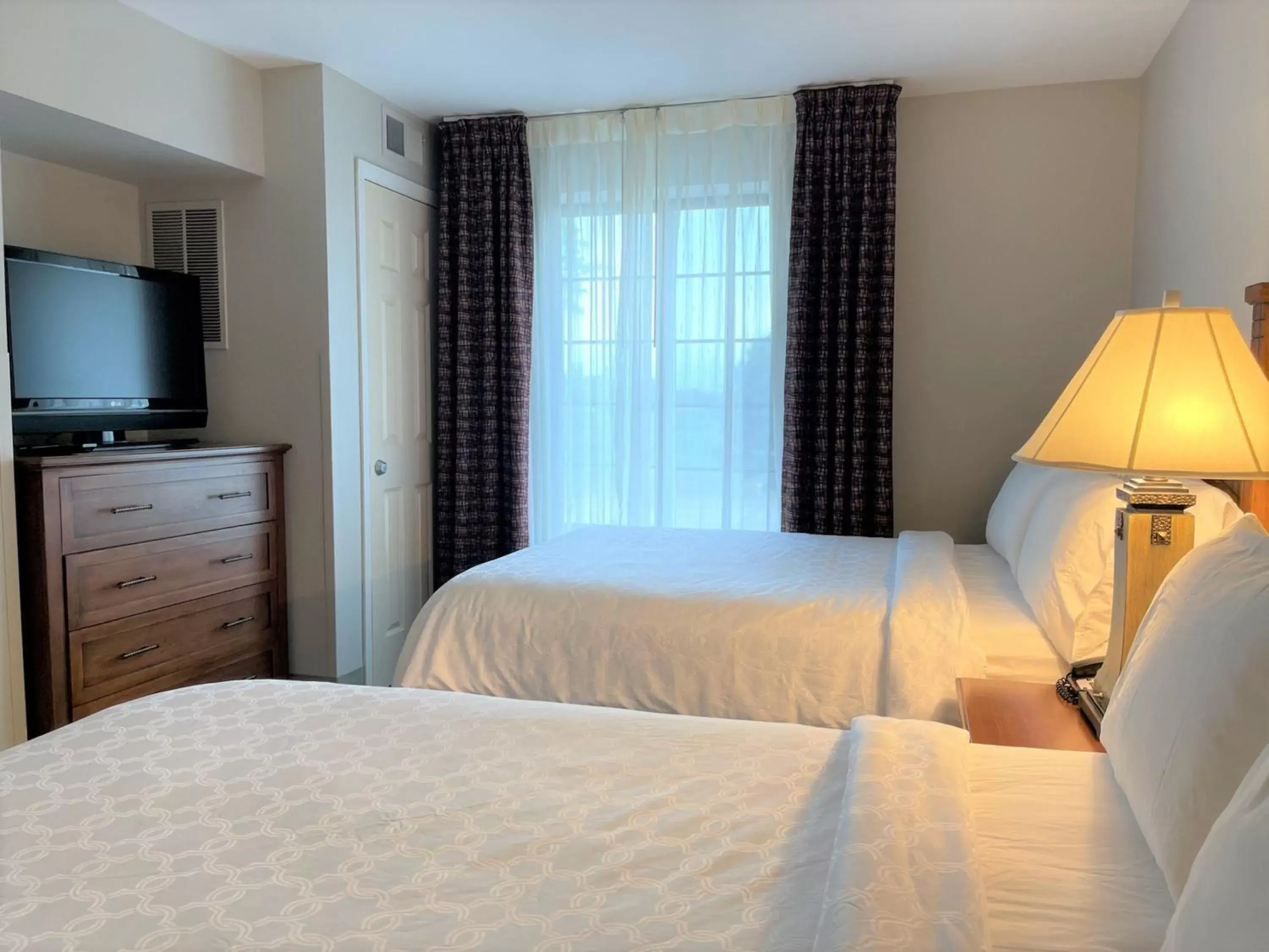 Photo of the whole room, Bed in Staybridge Suites Milwaukee West-Oconomowoc, an IHG Hotel