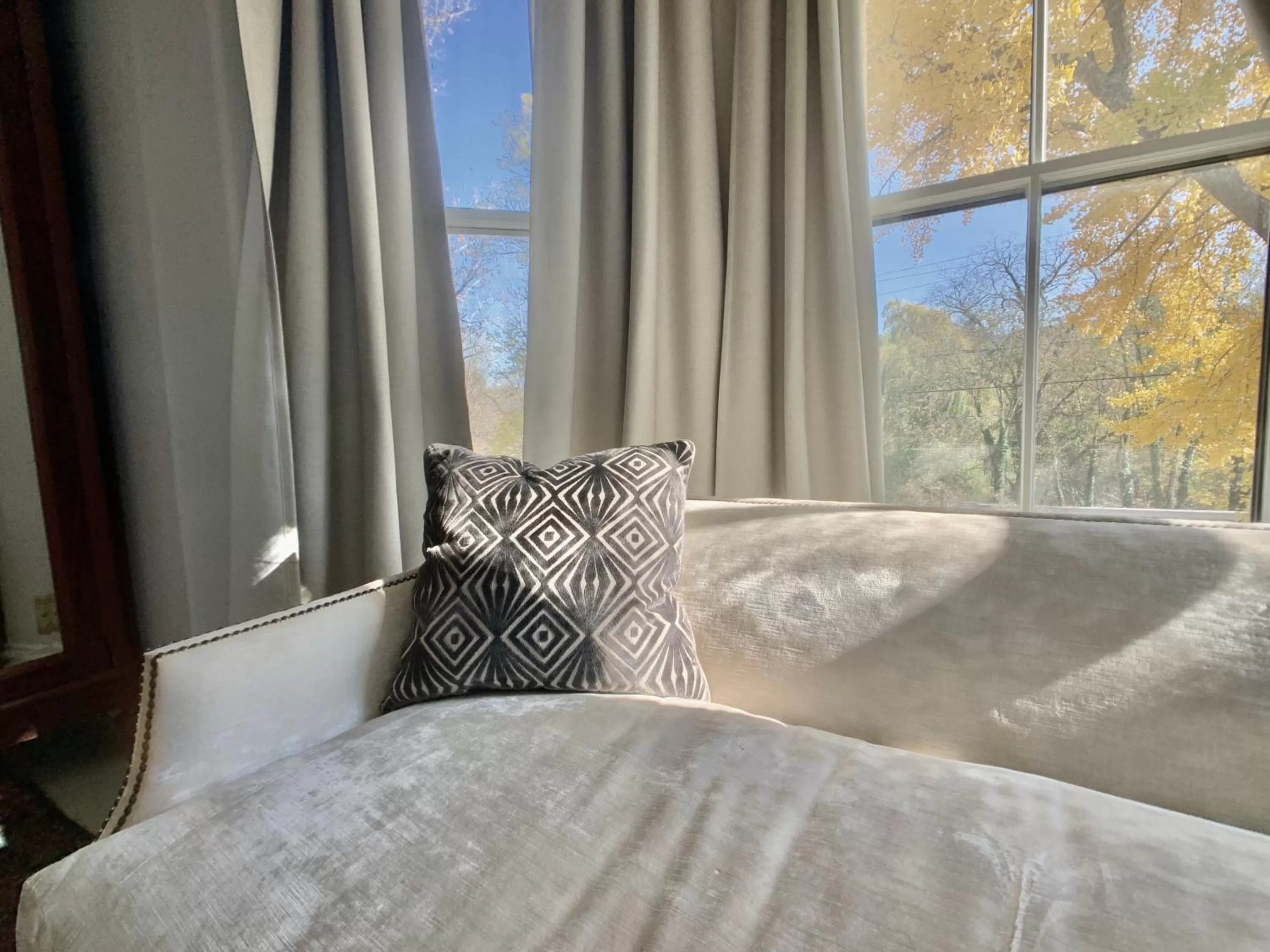 Seating area, Bed in Woodbourne Inn