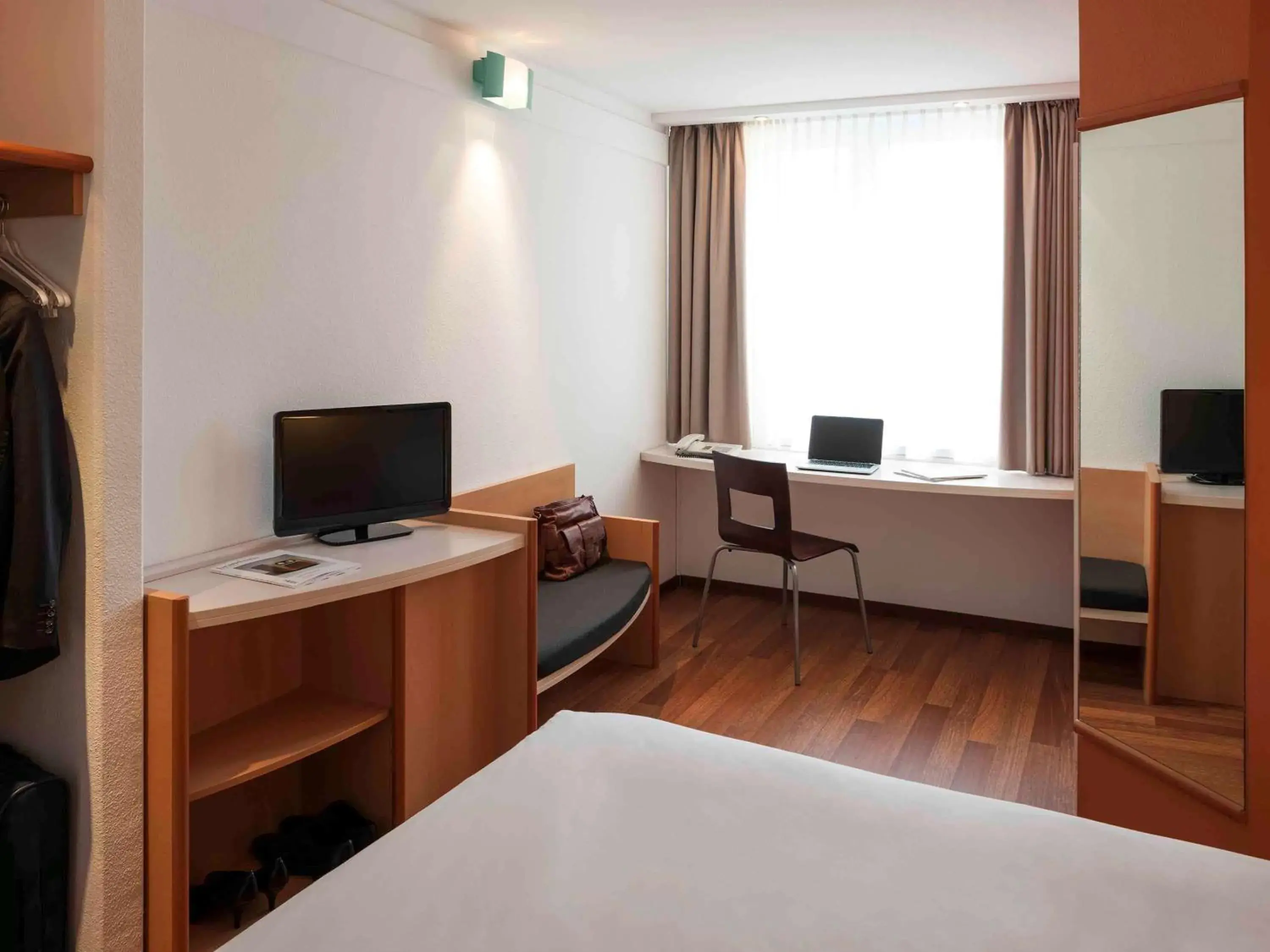 Photo of the whole room, TV/Entertainment Center in Ibis Nuernberg Hauptbahnhof