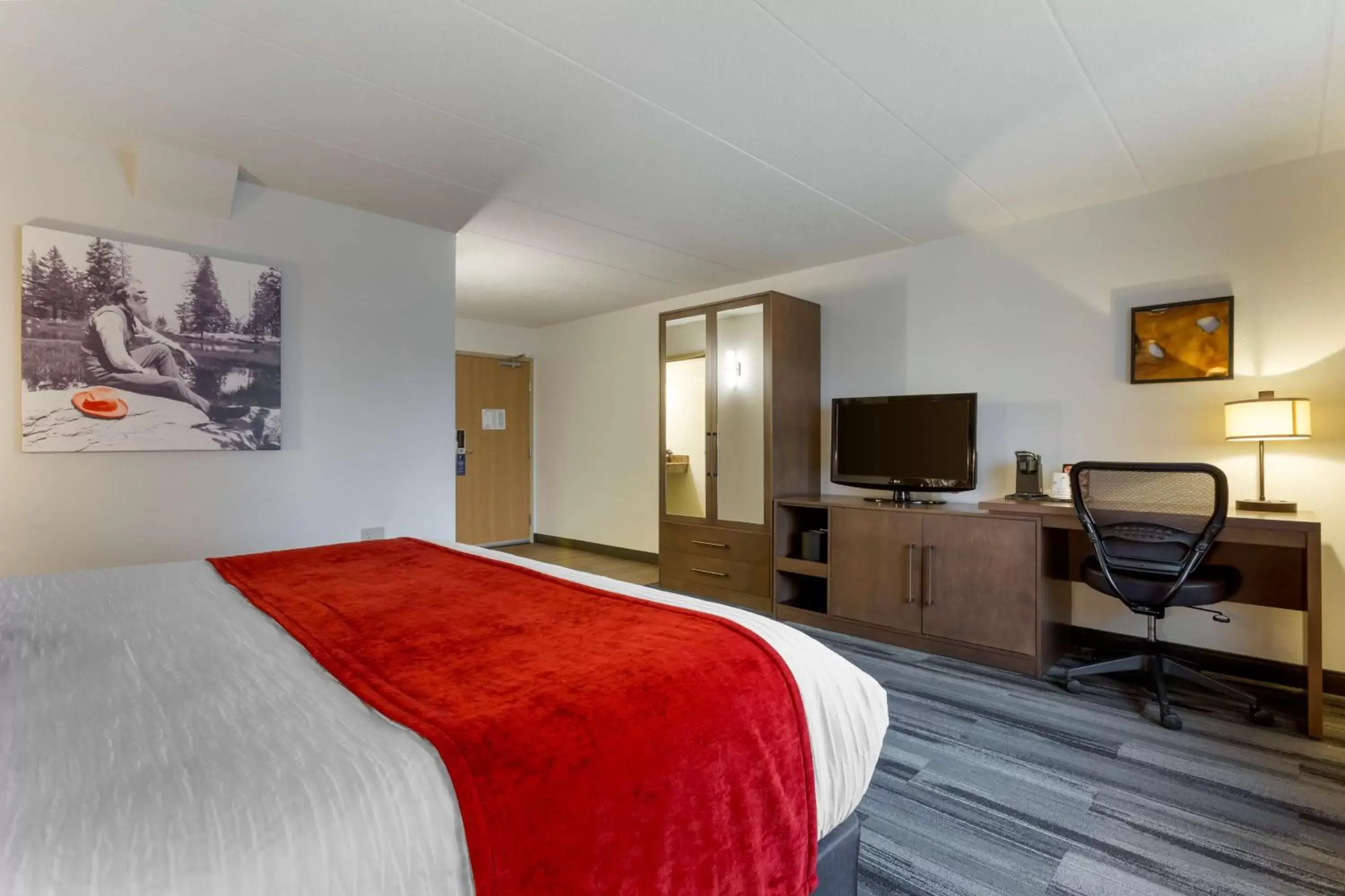 Bedroom, TV/Entertainment Center in Best Western Plus McCall Lodge and Suites