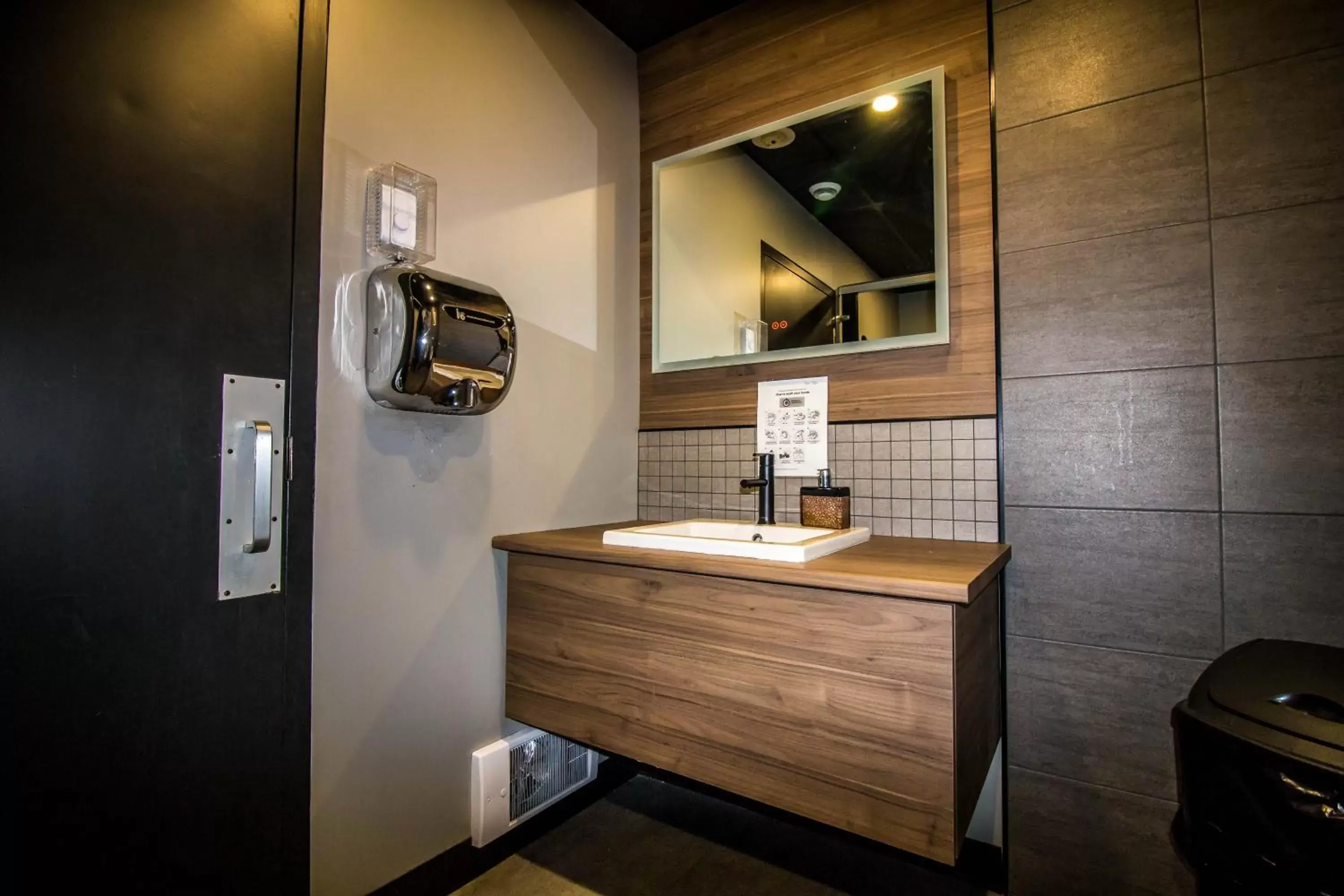 Lounge or bar, Bathroom in Companion Hotel Motel