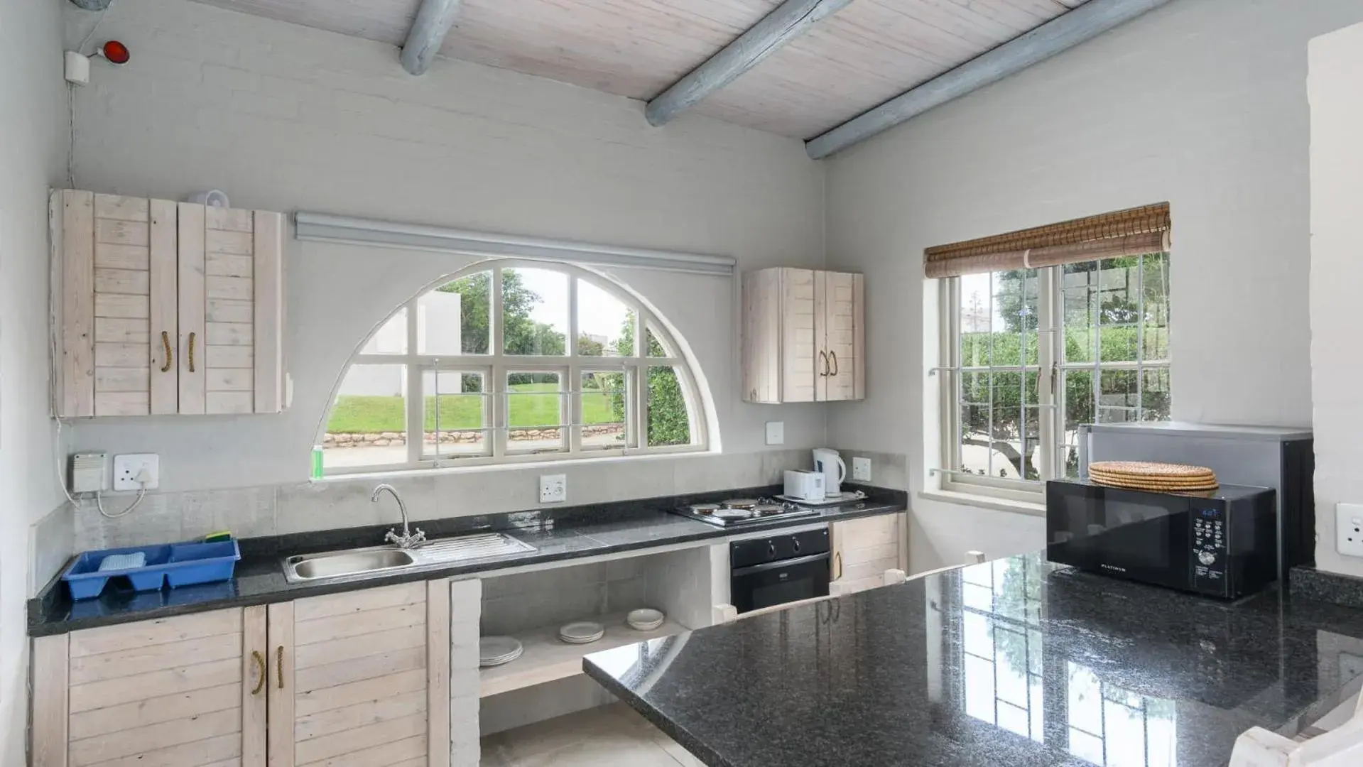 Kitchen or kitchenette, Kitchen/Kitchenette in Blue Bay Lodge