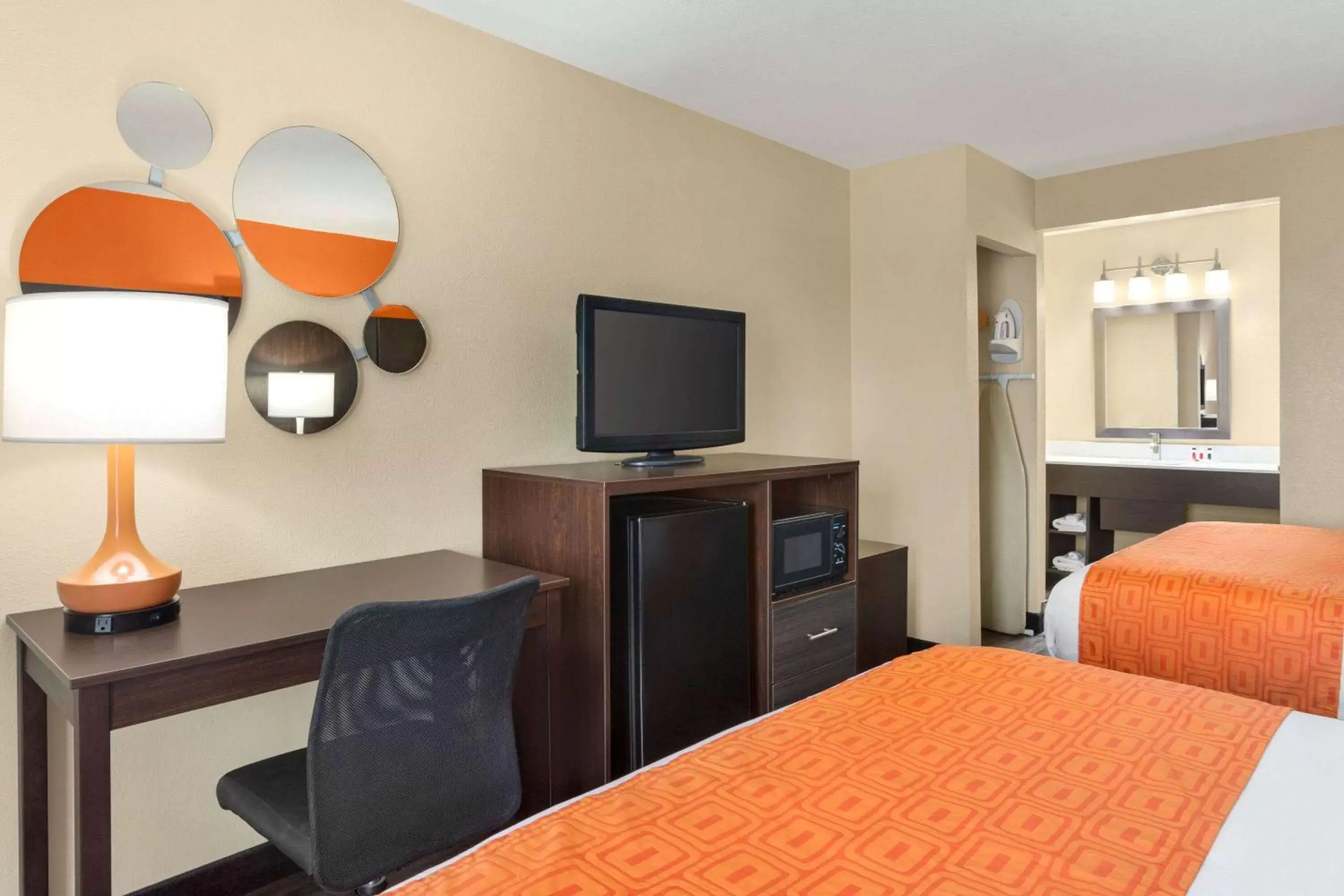 Photo of the whole room, TV/Entertainment Center in Howard Johnson by Wyndham Pigeon Forge