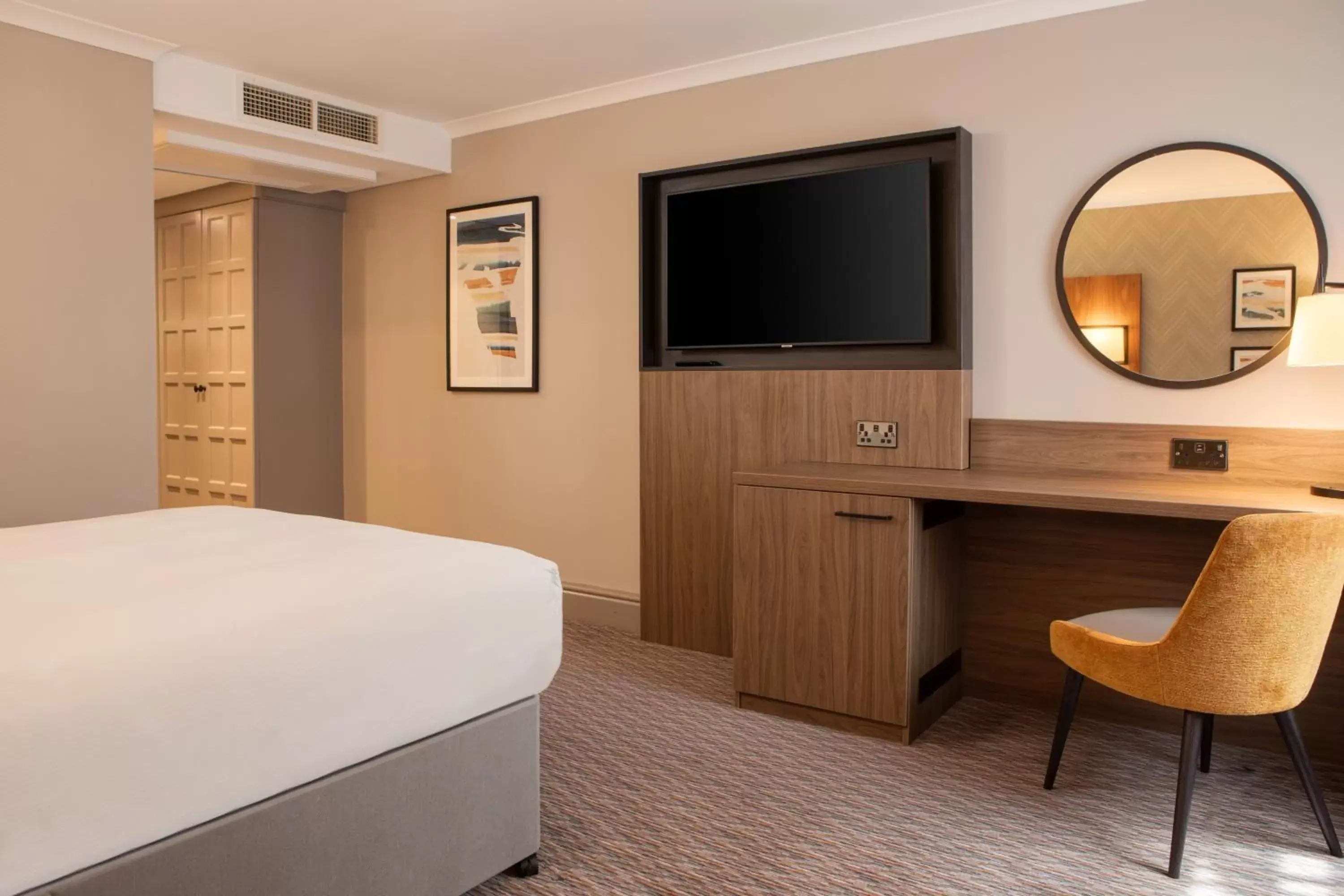 Guests, TV/Entertainment Center in DoubleTree by Hilton Southampton