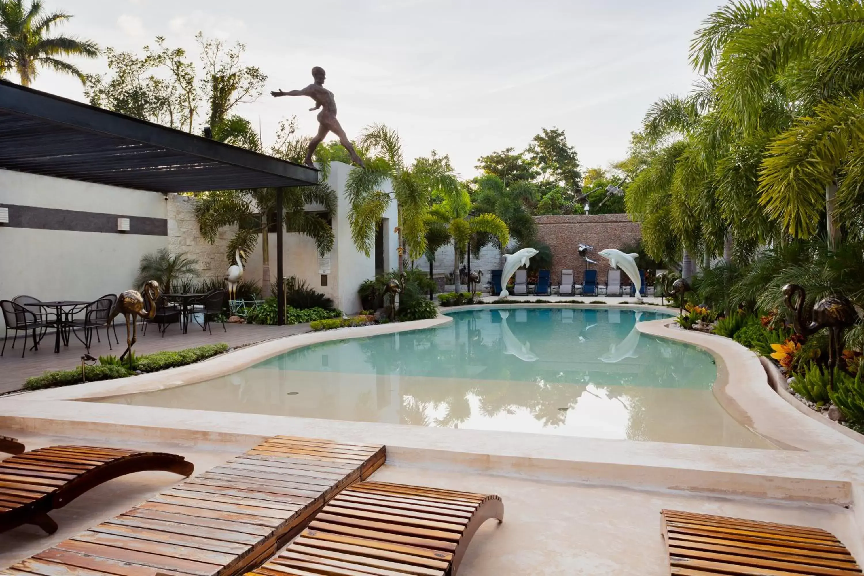 Swimming Pool in Hotel & Suites Country