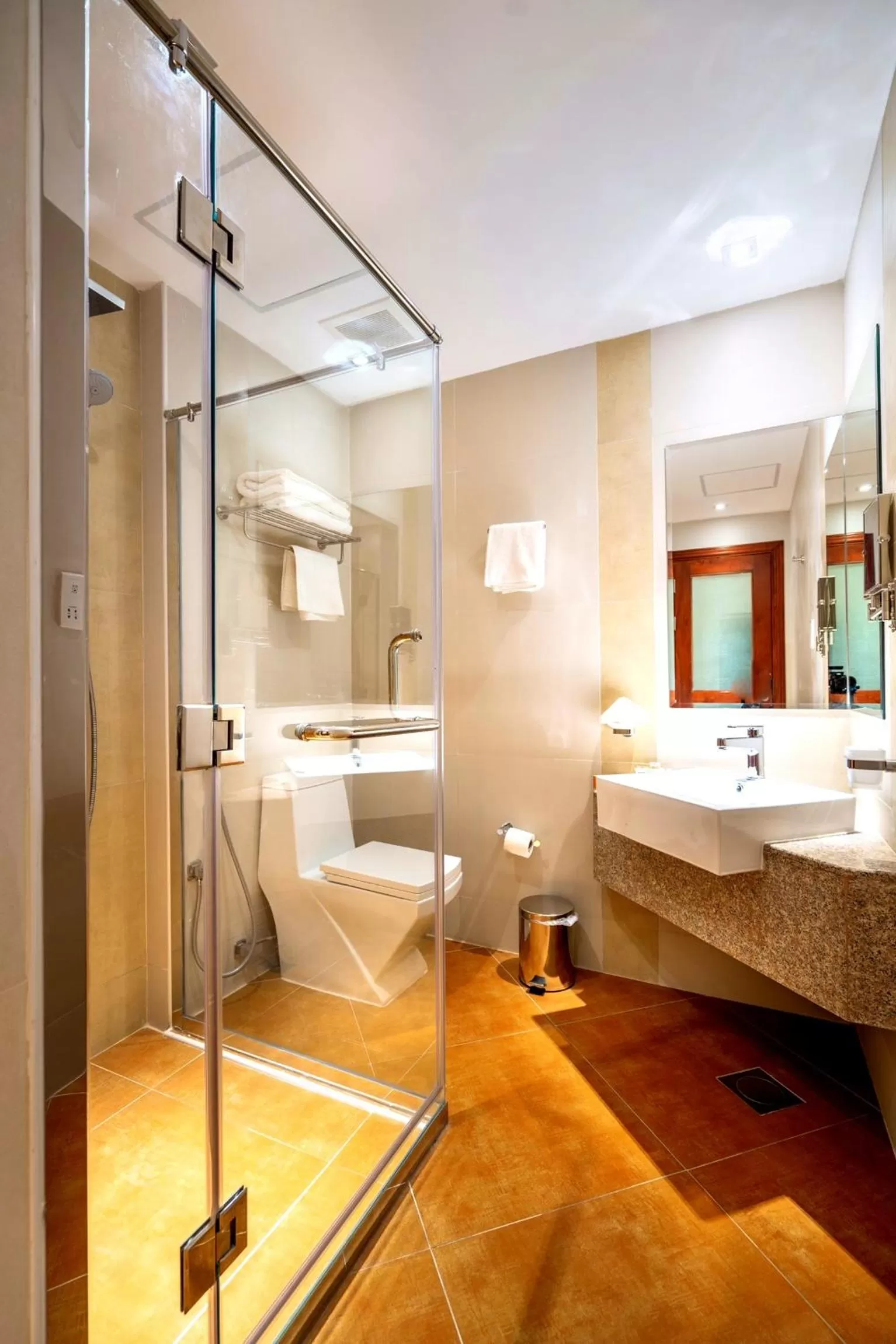Bathroom, Bed in Al Liwan Suites Rawdat Al Khail