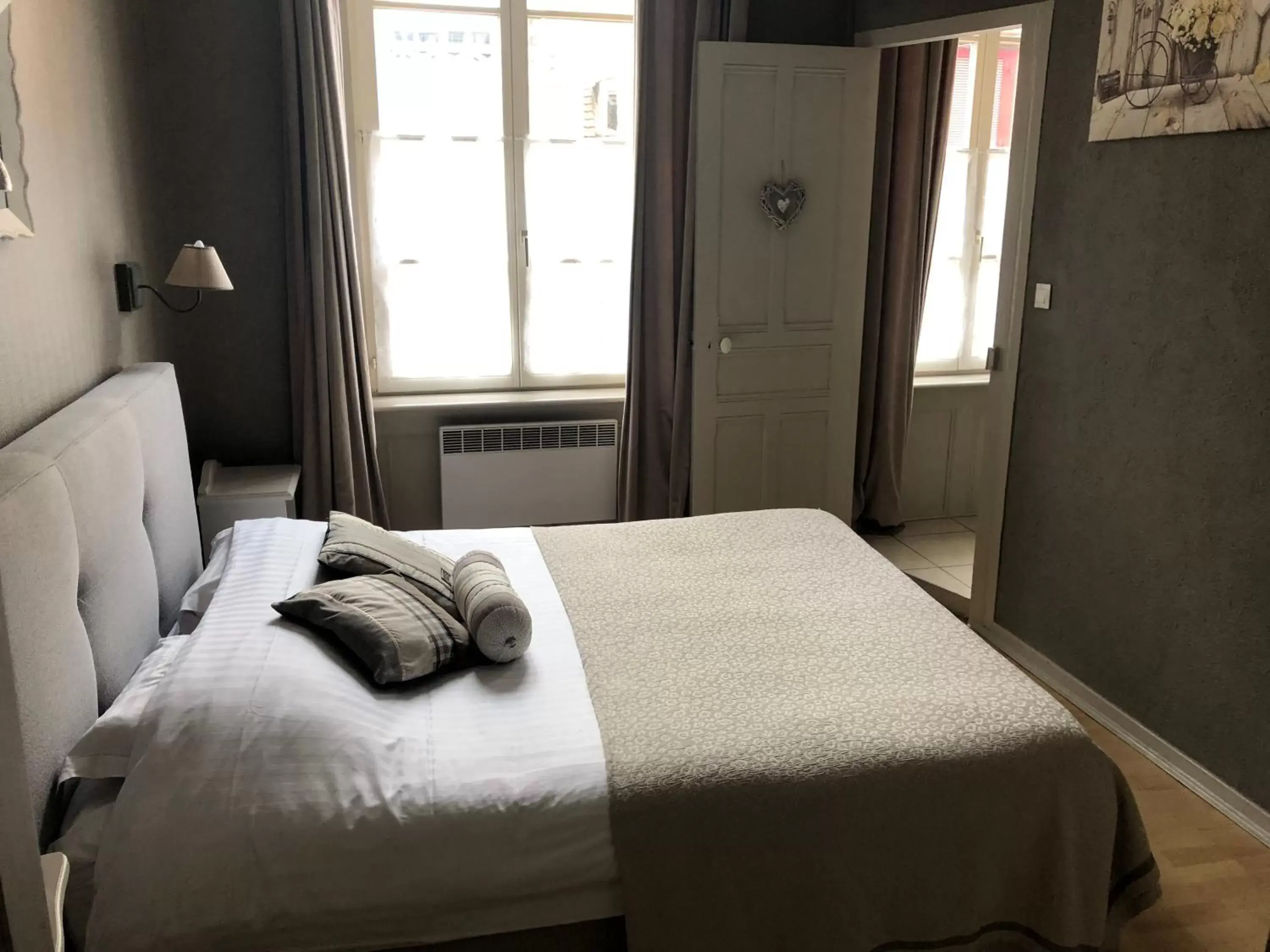 Photo of the whole room, Bed in The Originals City, Hôtel de la Balance, Montbéliard