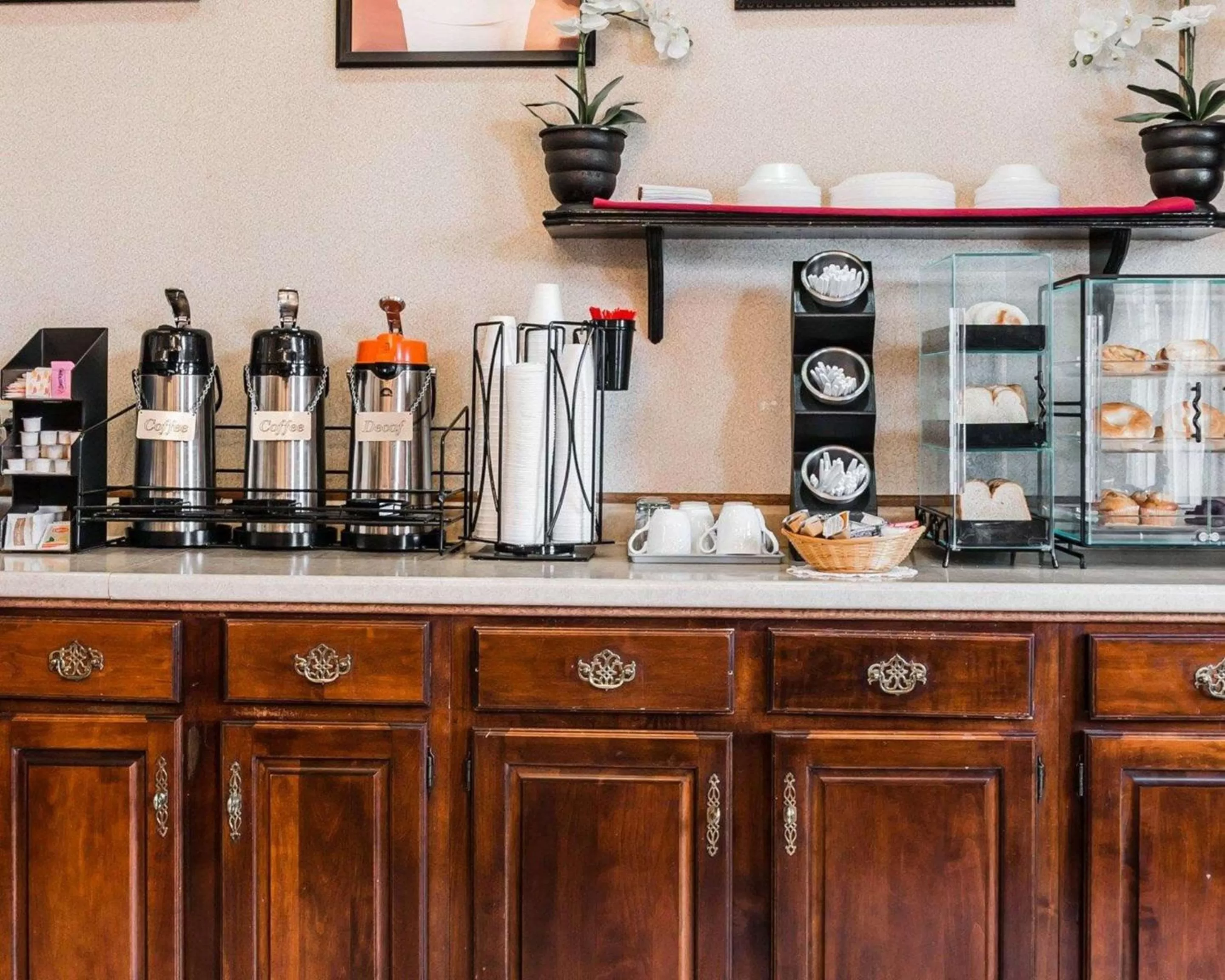 Restaurant/places to eat in Econo Lodge & Suites Grand Rapids Airport