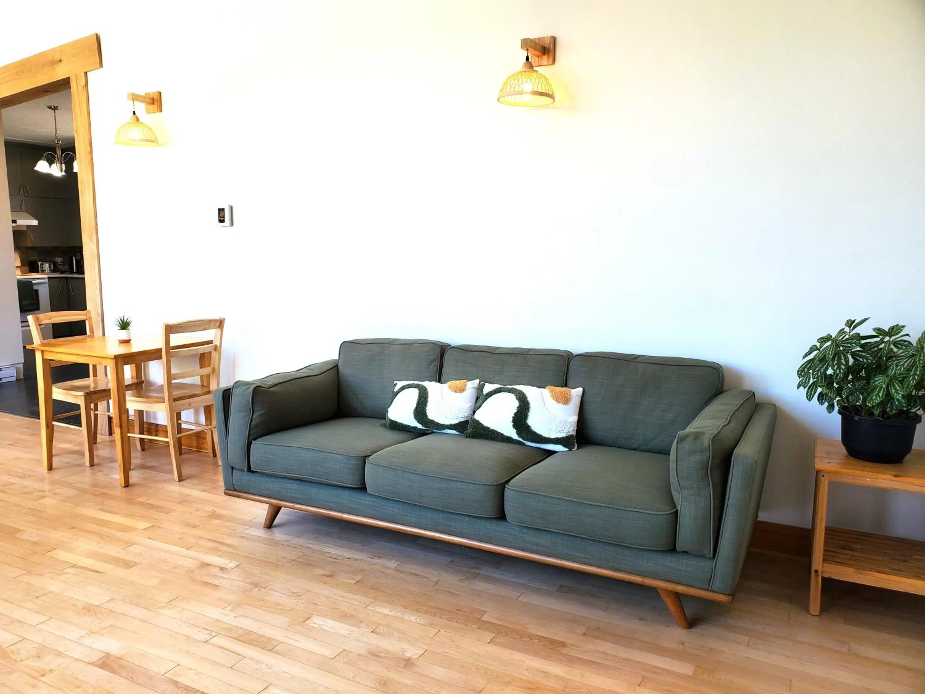 Communal lounge/ TV room, Seating Area in Auberge Mélilot