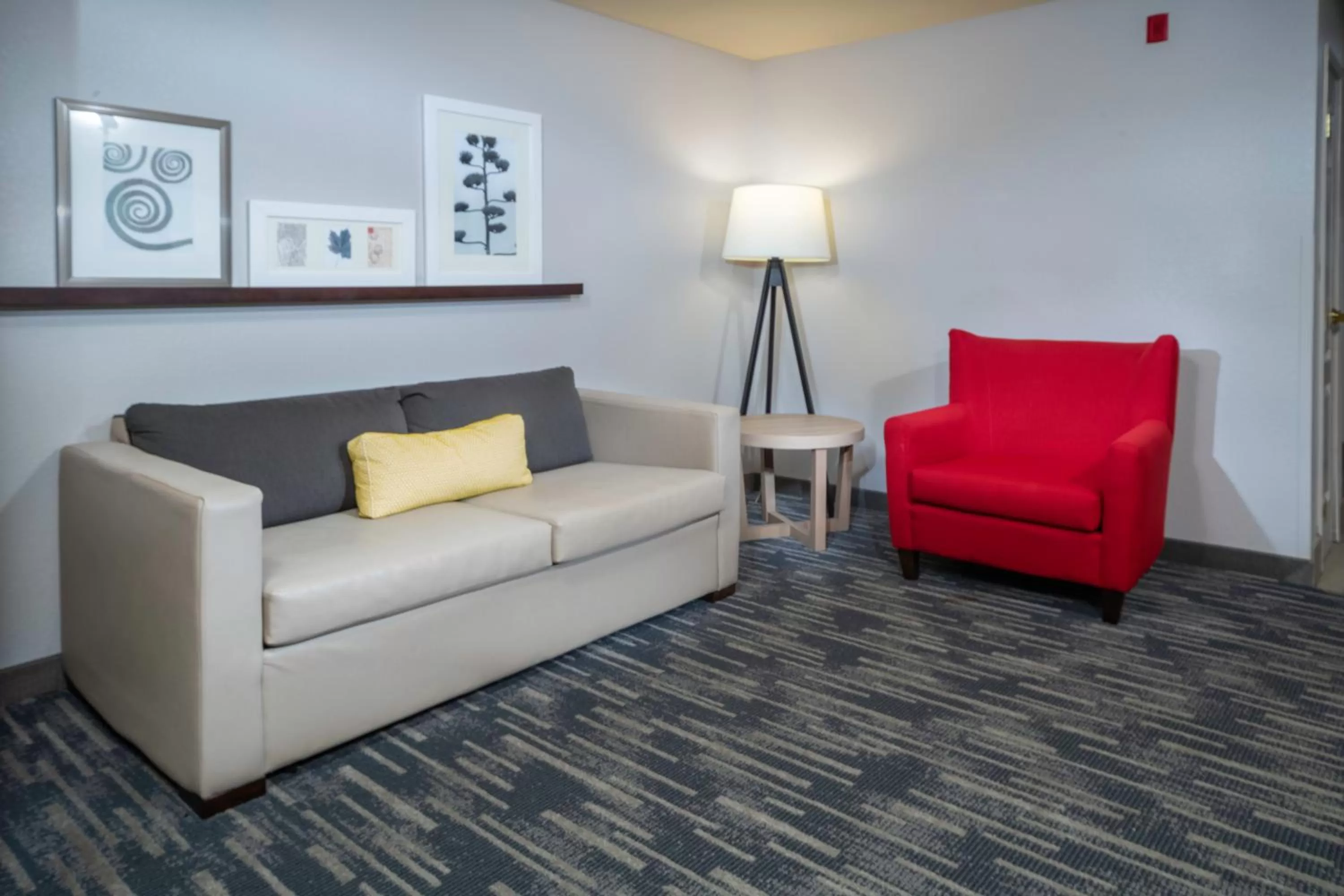 Living room in Country Inn & Suites by Radisson, Rocky Mount, NC