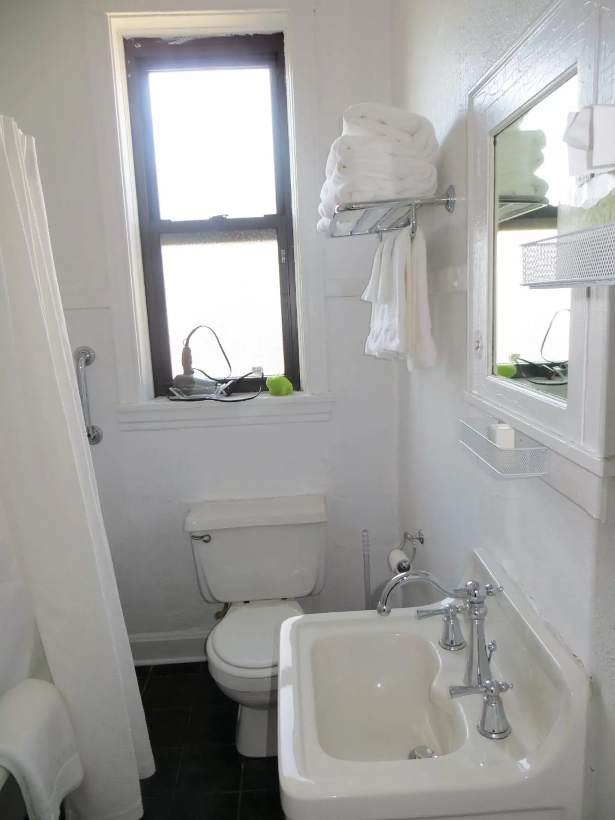 Toilet, Bathroom in The Polo Inn Bridgeport U.S.A.