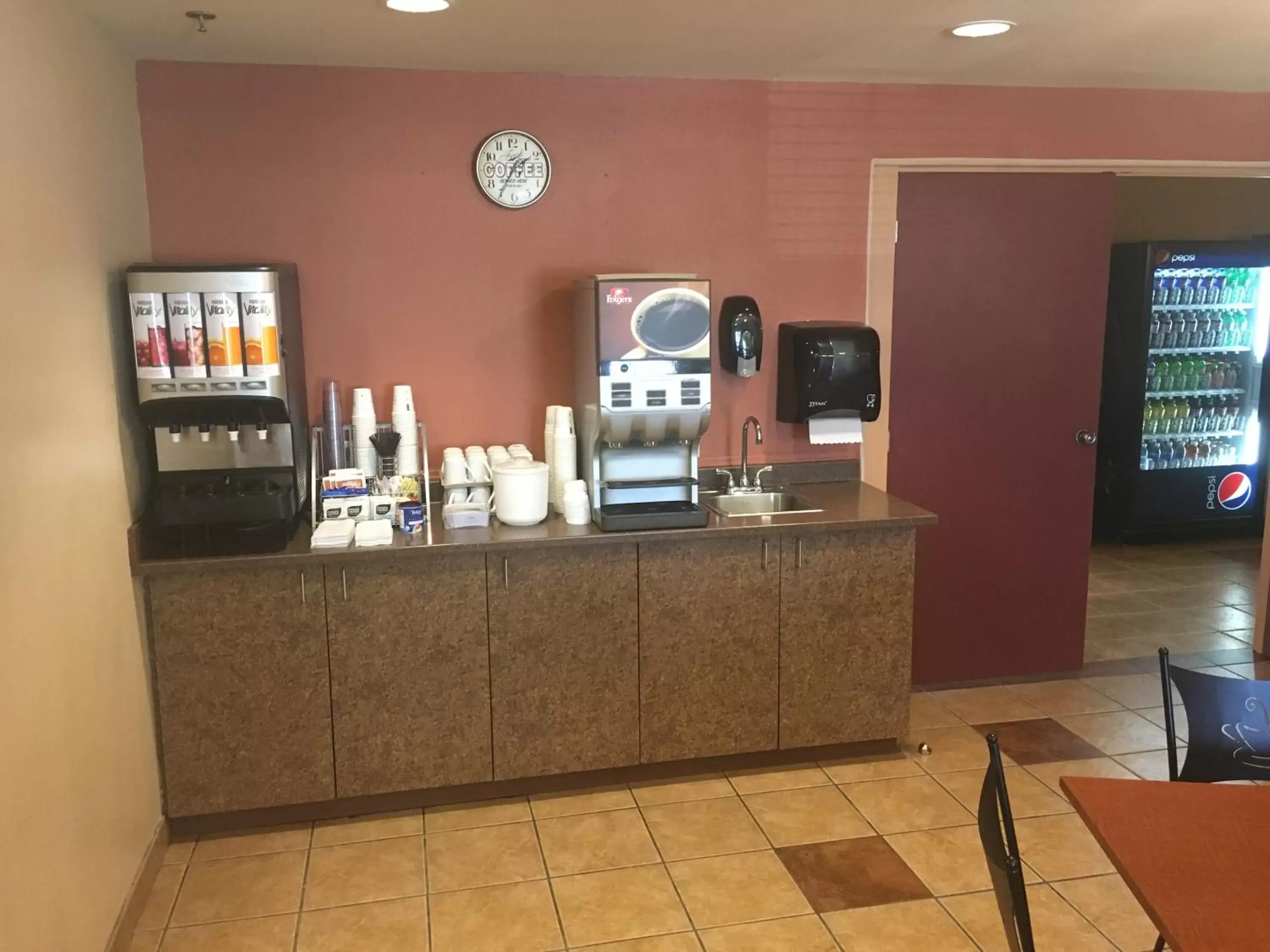 Coffee/tea facilities in Super 8 by Wyndham St Johns
