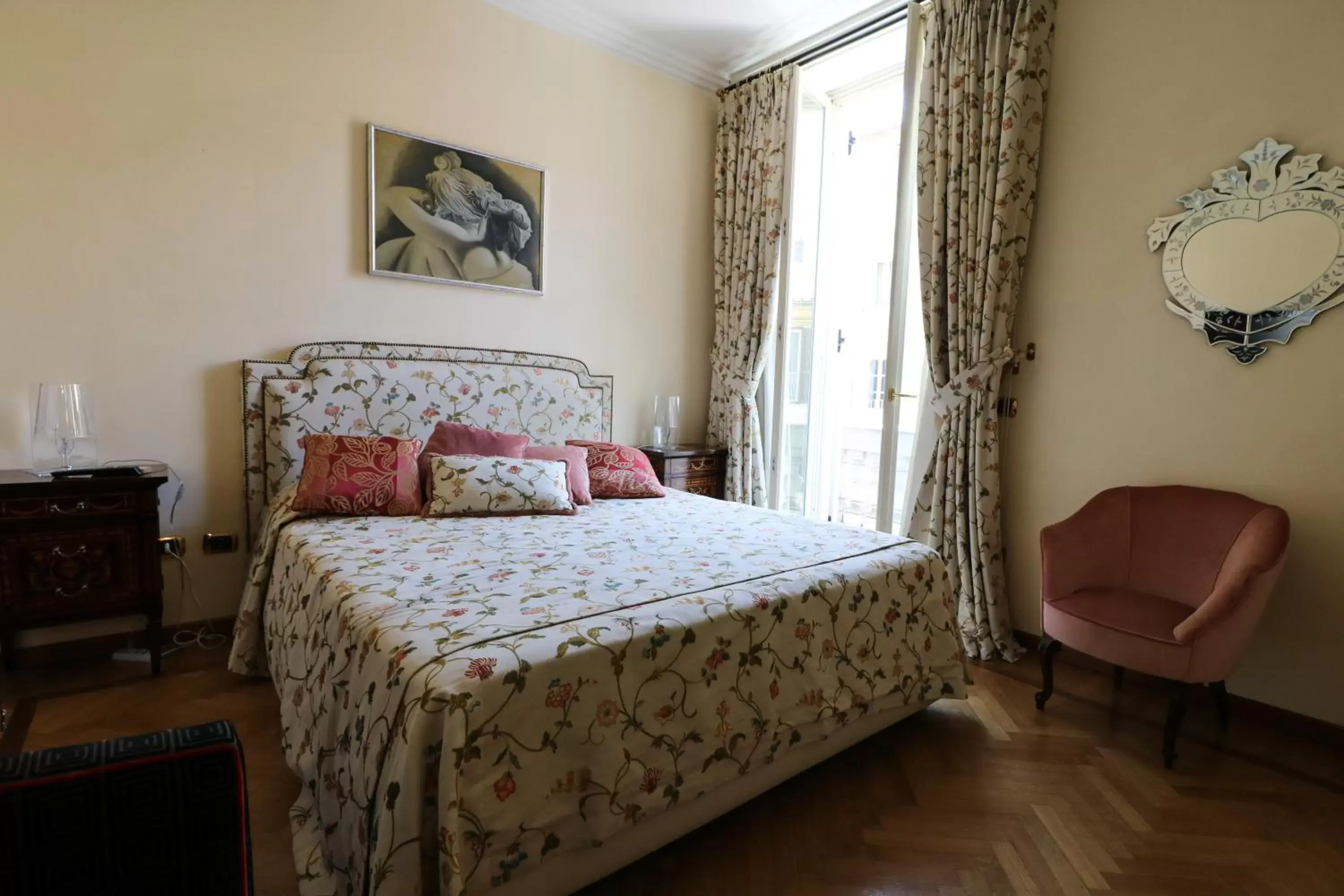 Bedroom, Bed in Rome Kings Suite
