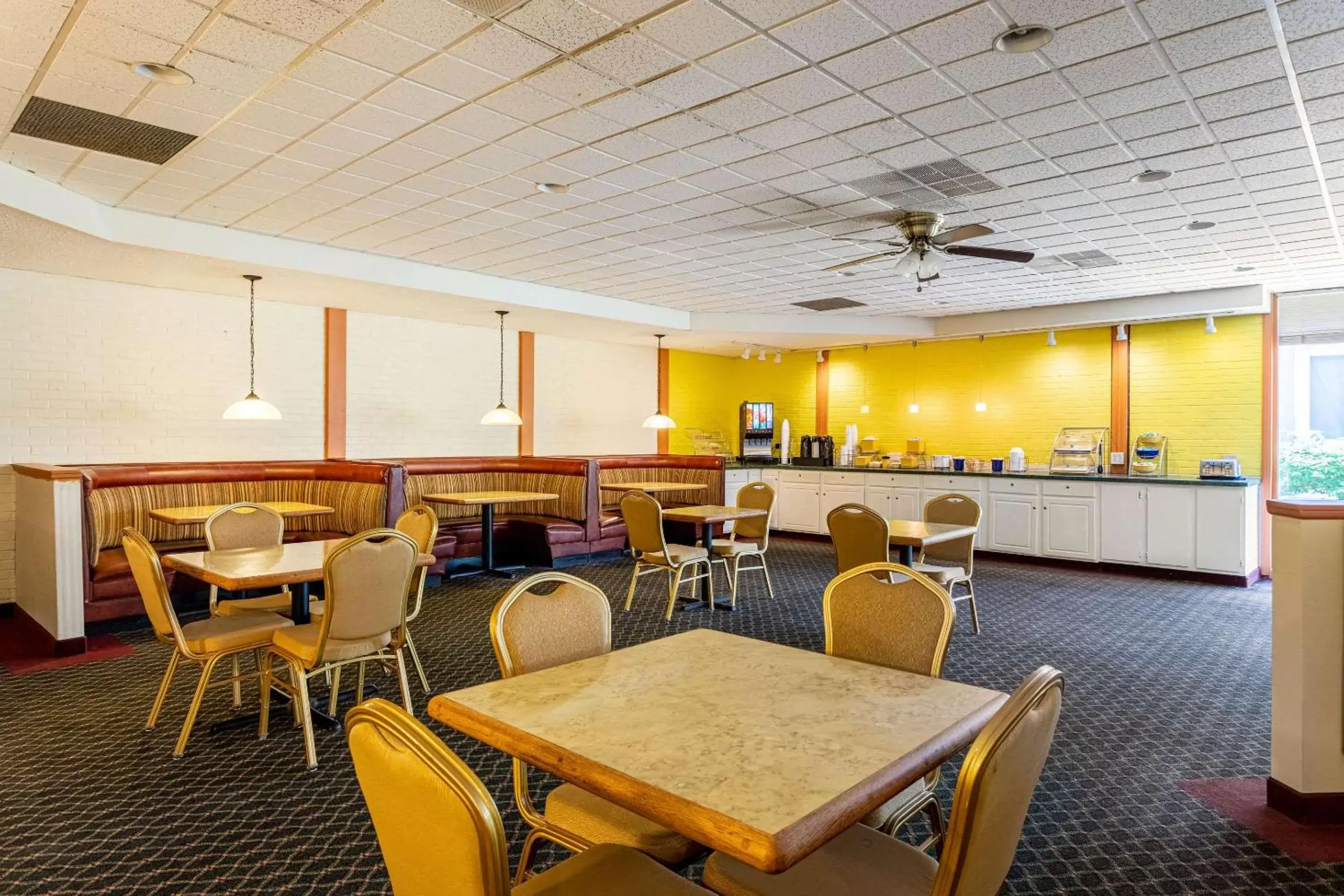 Restaurant/Places to Eat in Econo Lodge Fredonia