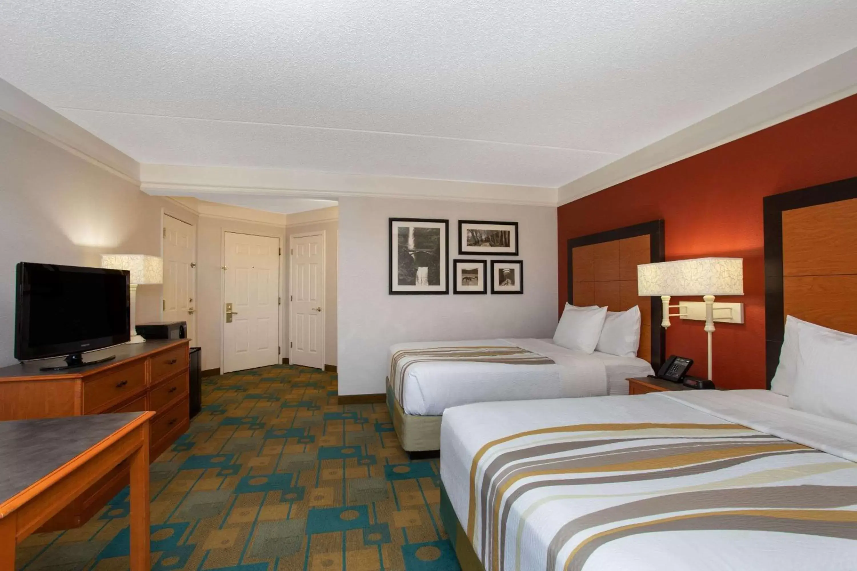 Photo of the whole room, Bed in La Quinta by Wyndham Denver Southwest Lakewood