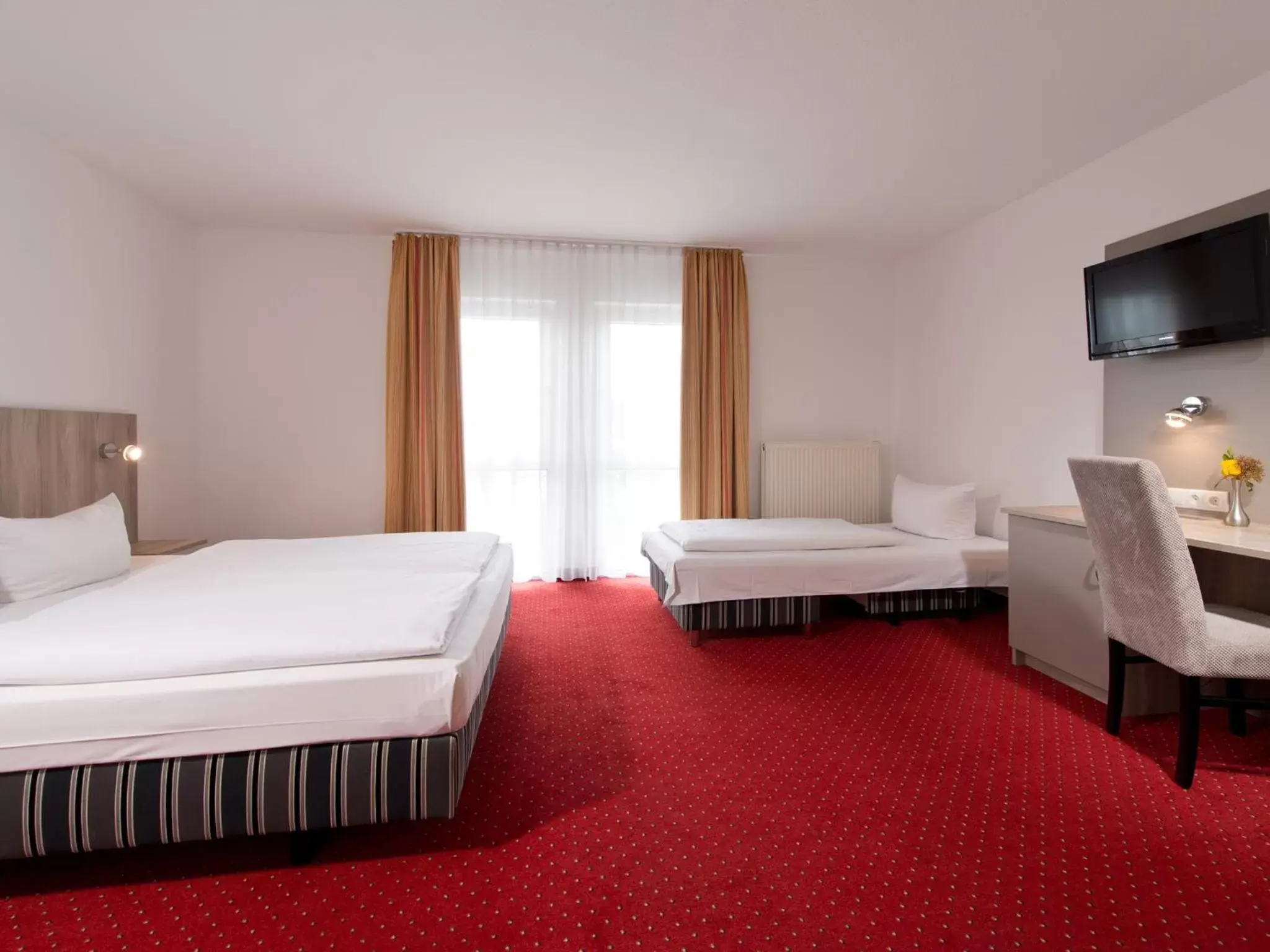 Photo of the whole room, Bed in ACHAT Hotel Frankenthal in der Pfalz