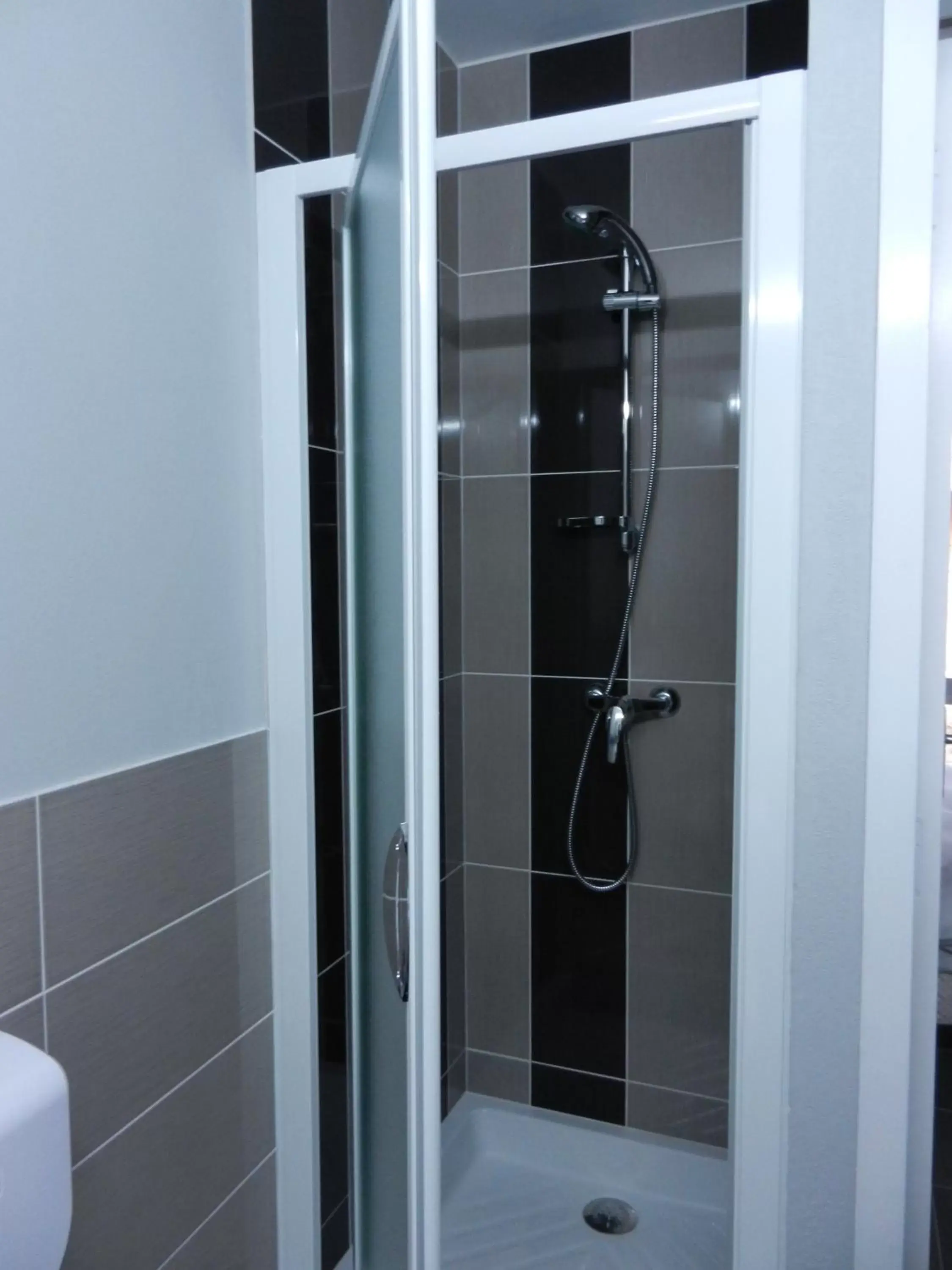 Bathroom in The Originals City, Hôtel Albizia, Sarlat-la-Canéda (Inter-Hotel)