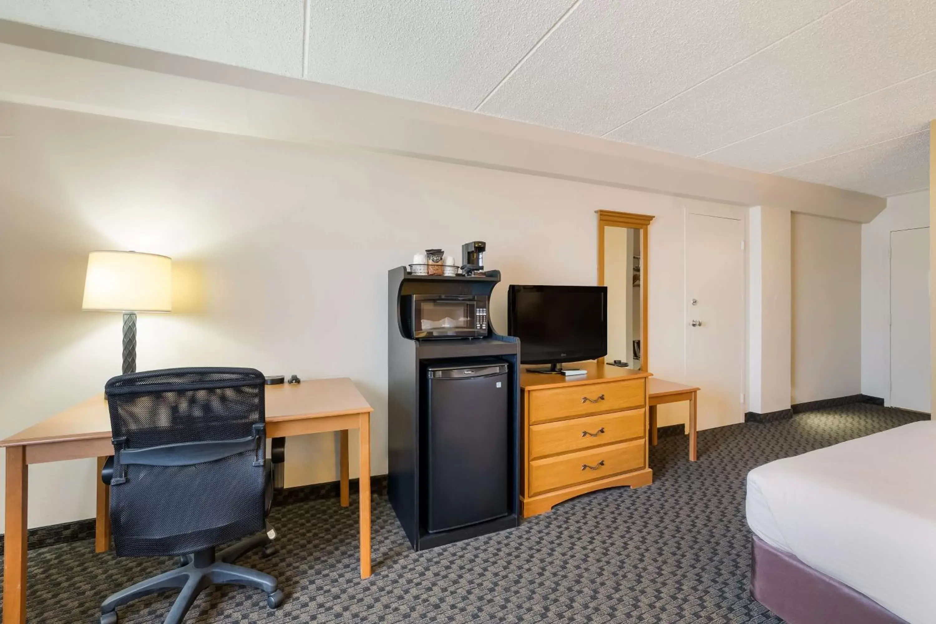 Bedroom, TV/Entertainment Center in Best Western Riverfront Inn