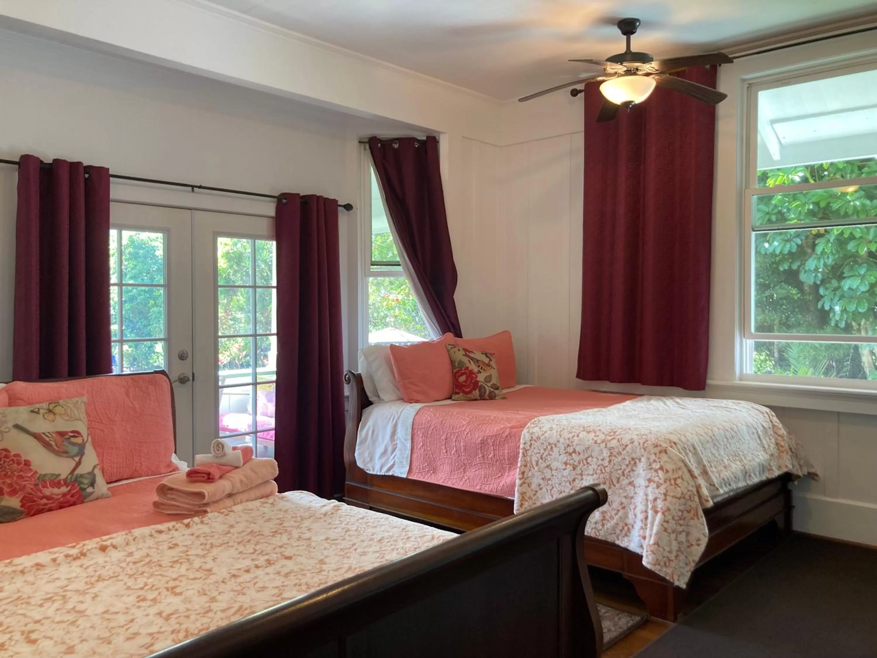 Bedroom, Bed in Hilo Bay Oceanfront Bed and Breakfast