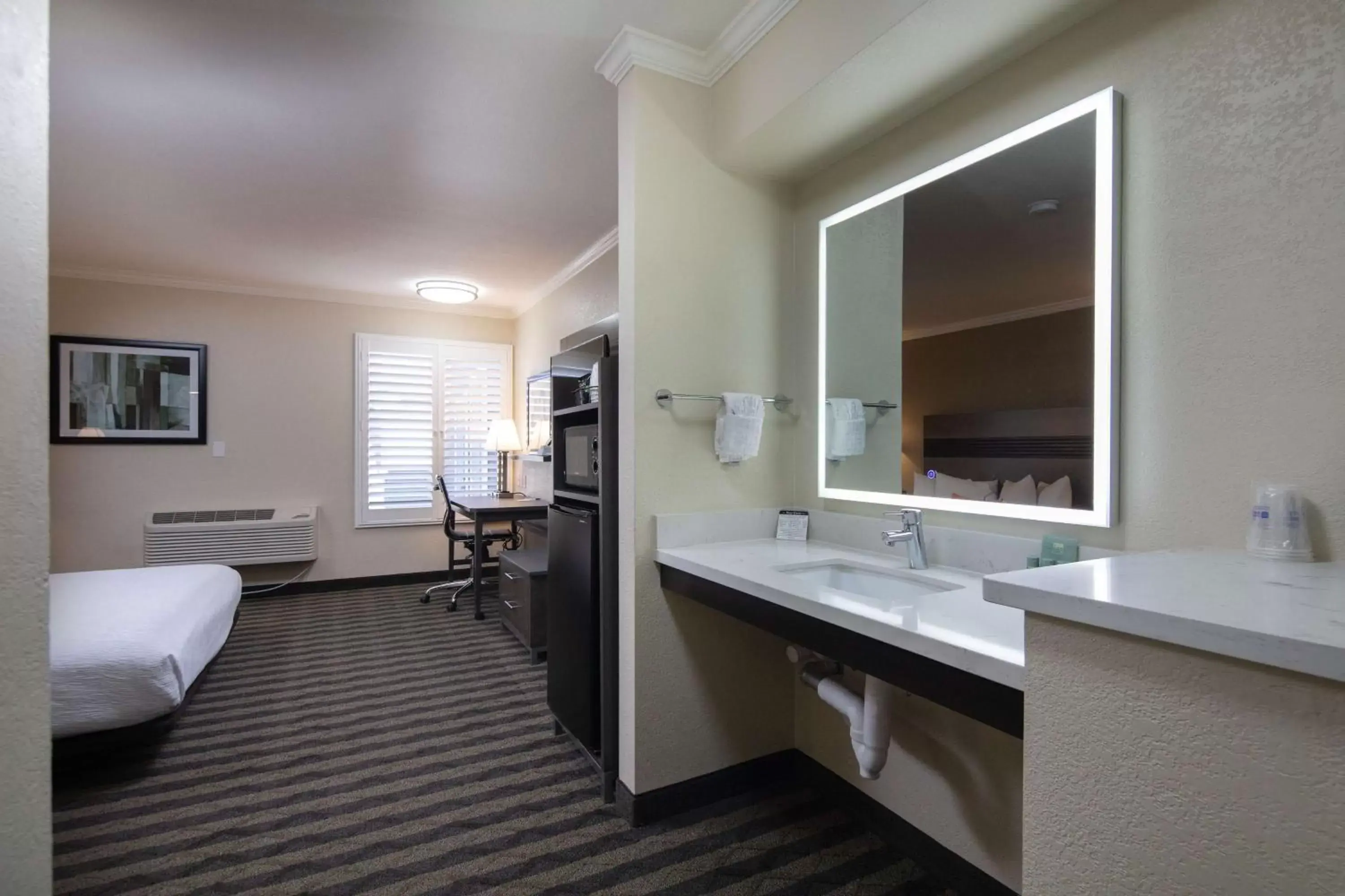 Photo of the whole room, Bathroom in Best Western Silicon Valley Inn