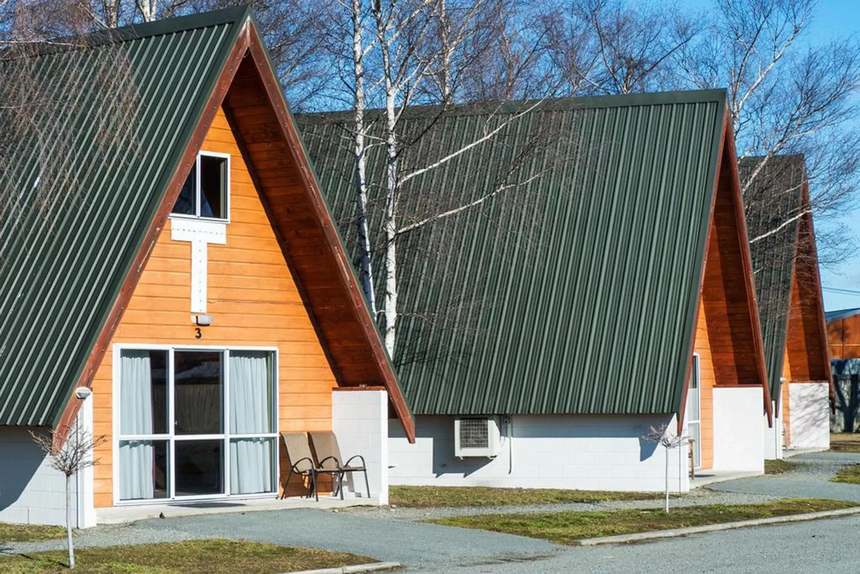 Facade/entrance, Property Building in Mountain Chalets Motel