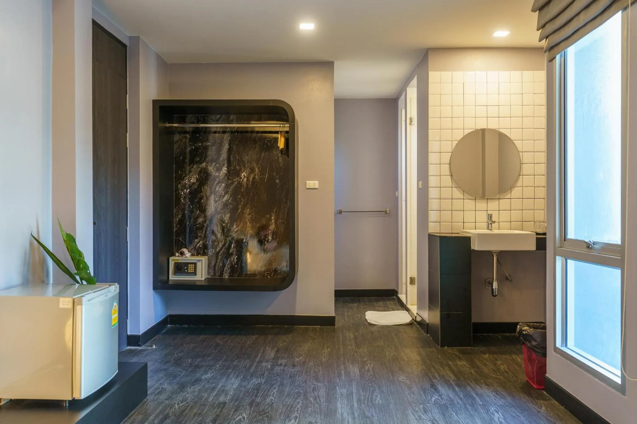 Bathroom, TV/Entertainment Center in CheQinn Hostel - Sukhumvit 4 Nana Plaza