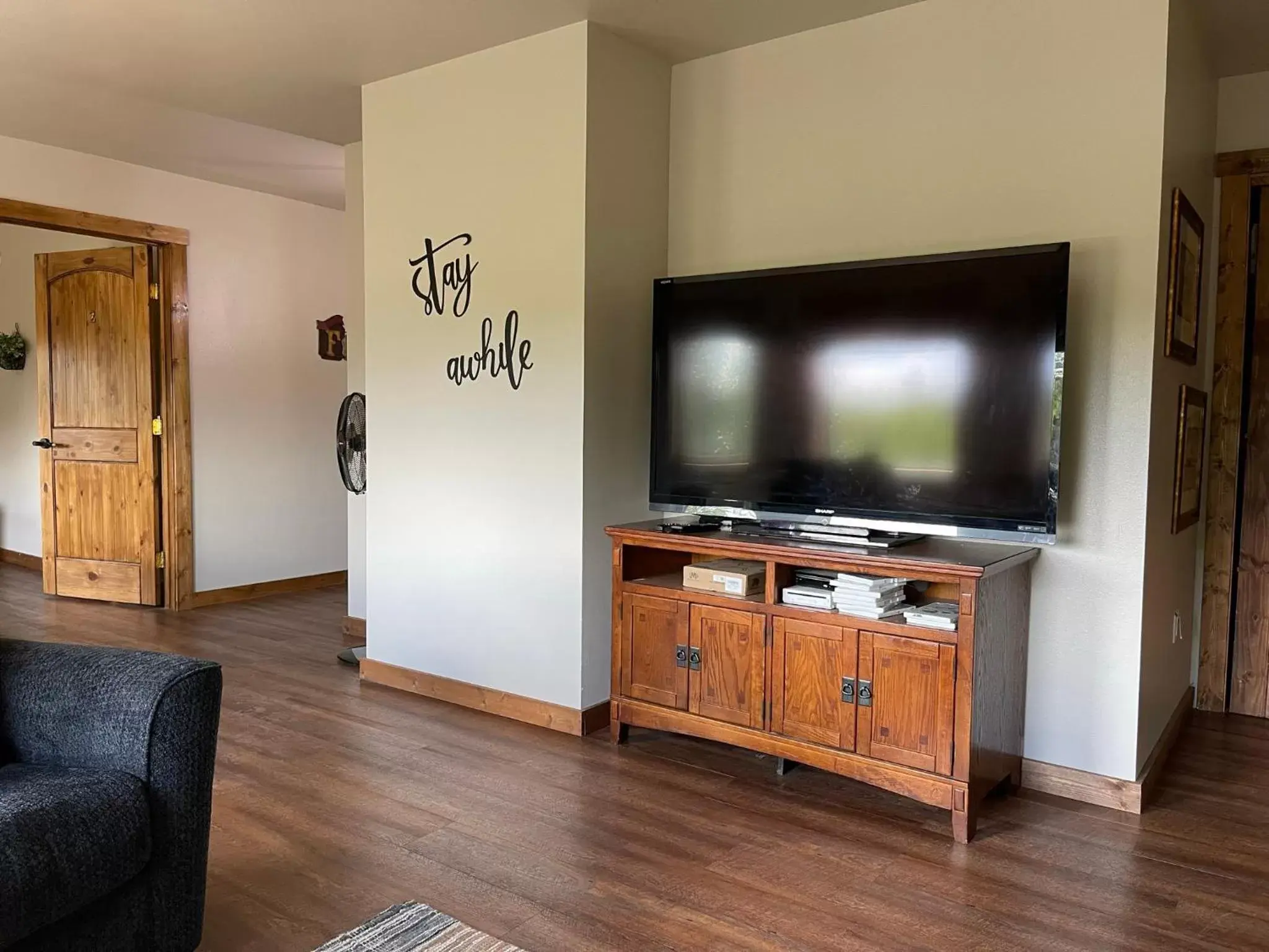 Communal lounge/ TV room, TV/Entertainment Center in The Inn at Liberty Farms