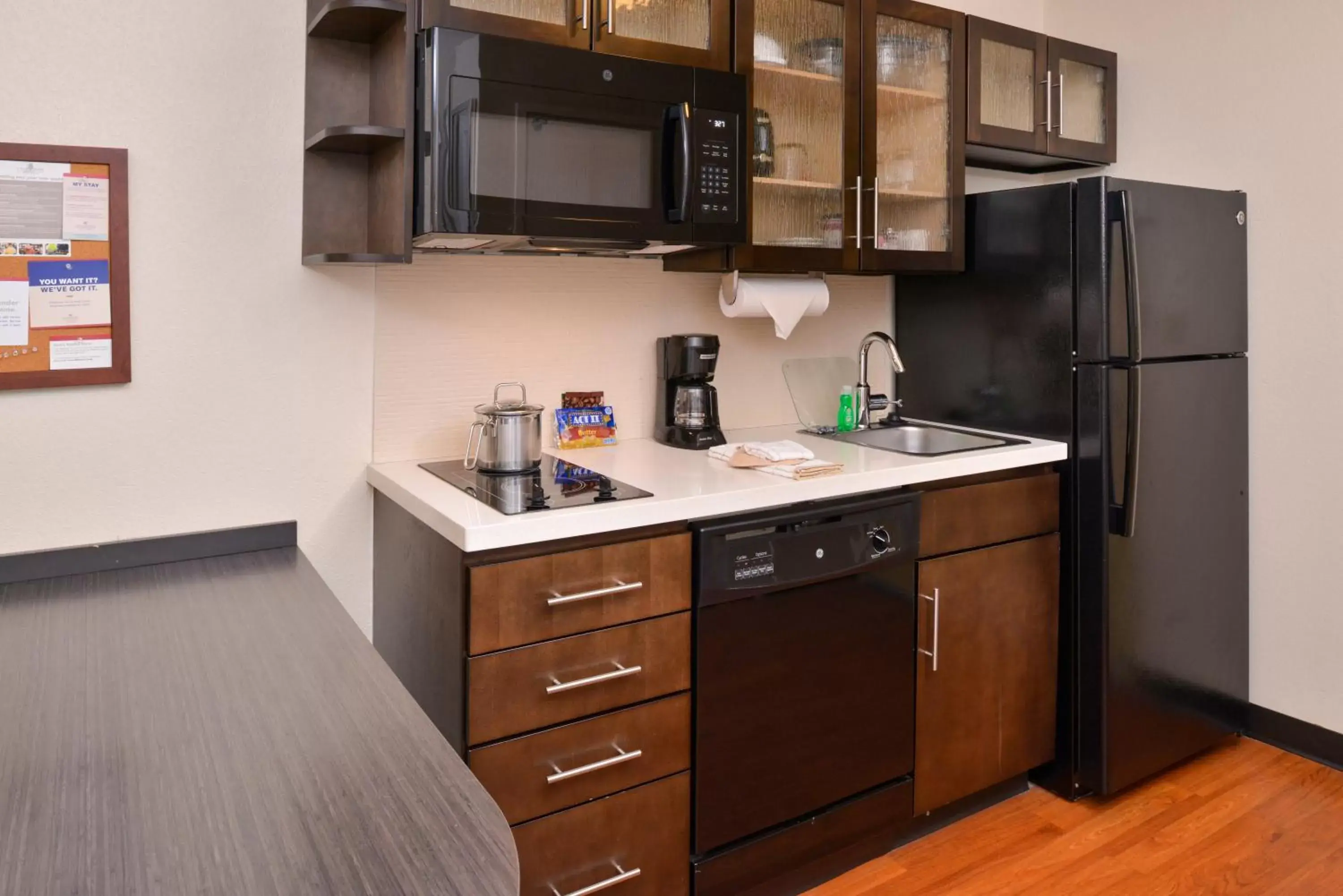 Photo of the whole room, Kitchen/Kitchenette in Candlewood Suites Austin-Round Rock, an IHG Hotel