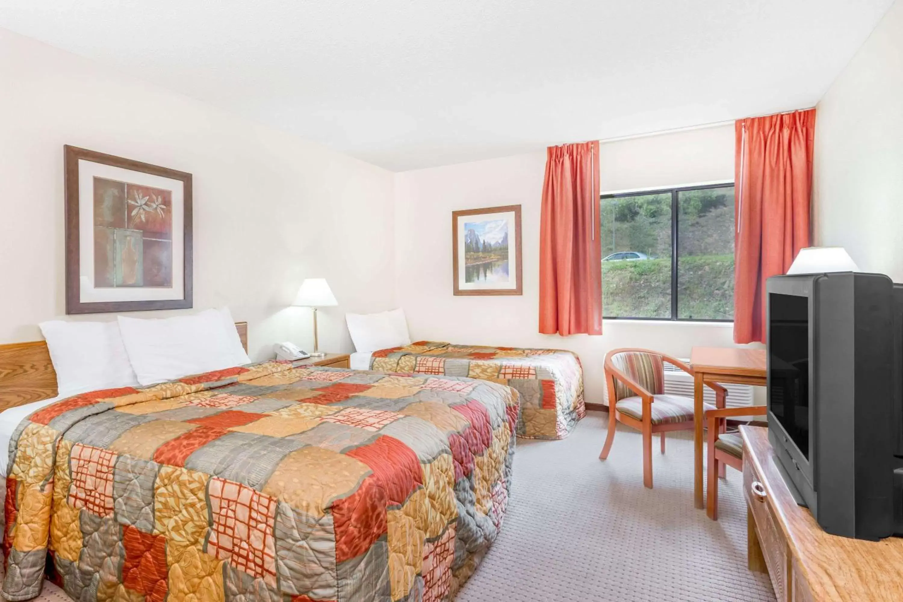 Photo of the whole room, Bed in Days Inn by Wyndham Iron Mountain