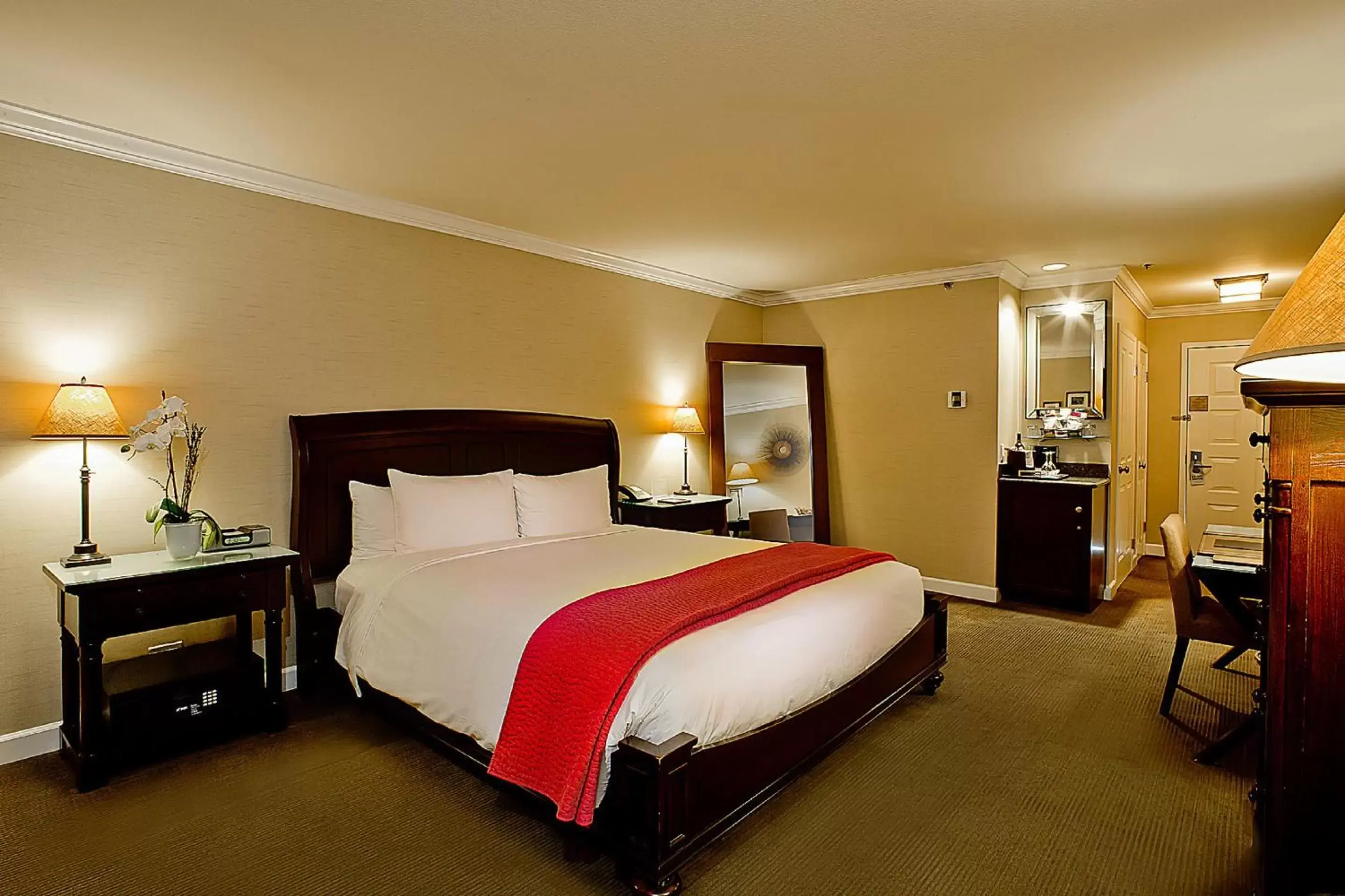 Photo of the whole room, Bed in Cupertino Hotel