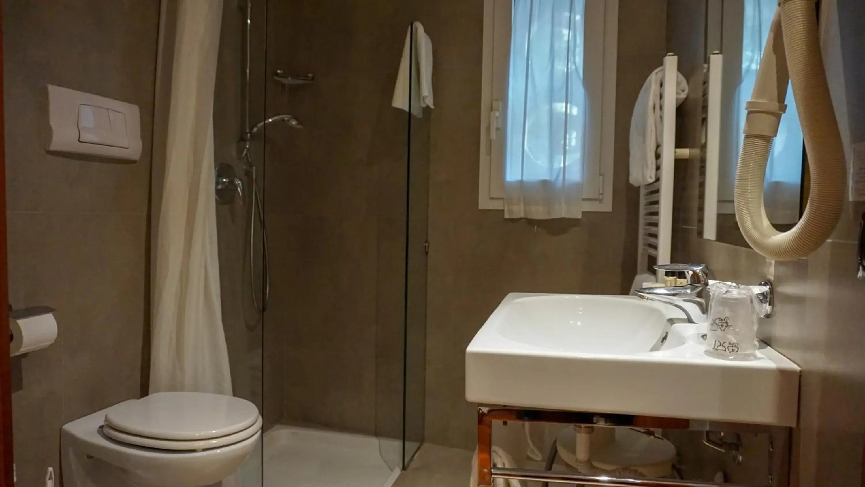 Shower, Bathroom in Hotel Mavino