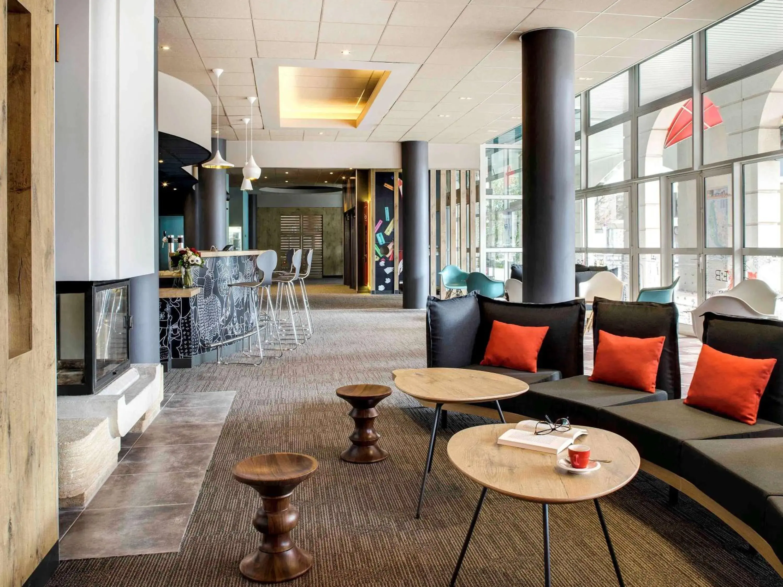 Property building, Lounge/Bar in ibis Vichy