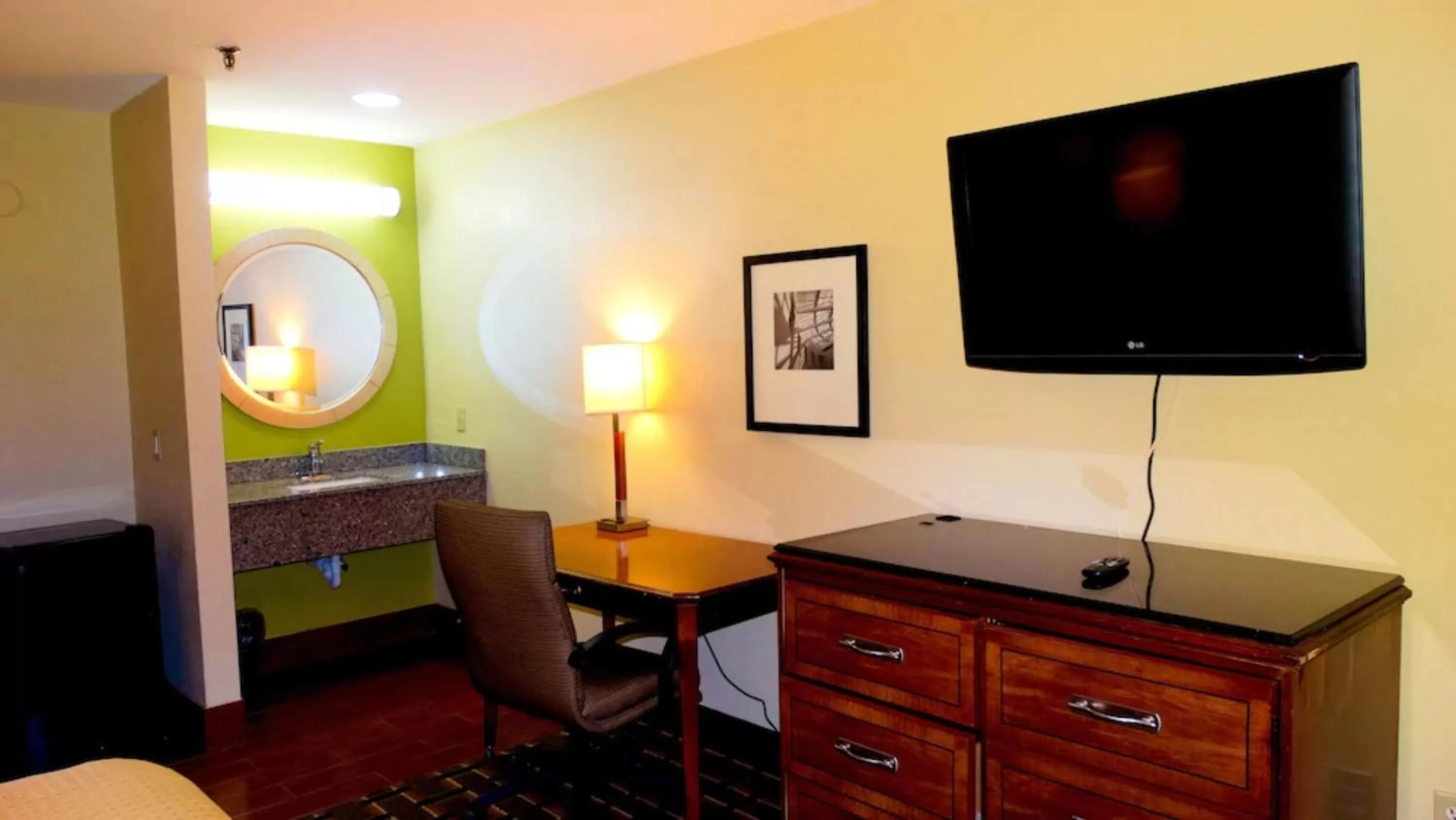 TV and multimedia in Savannah Garden Hotel