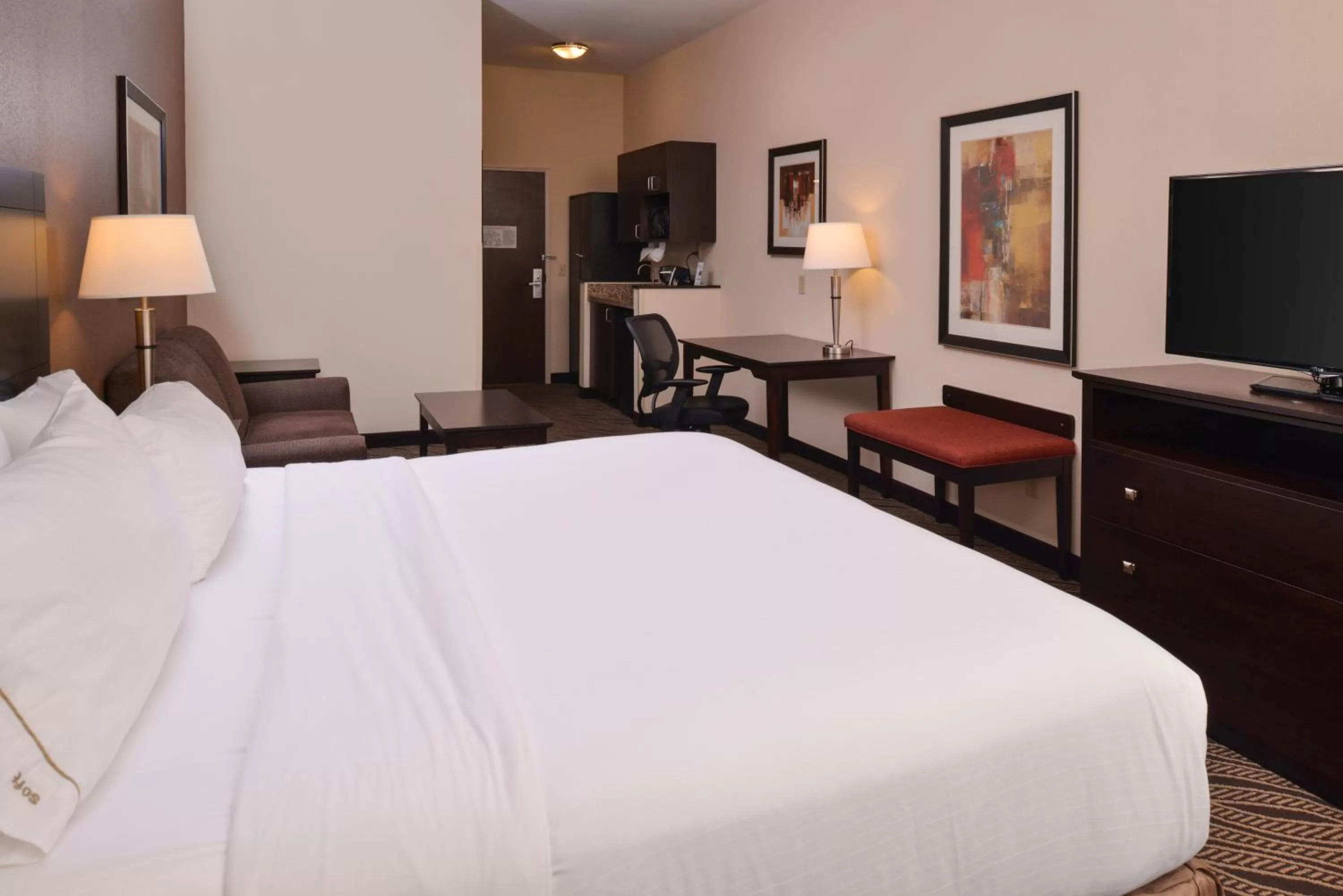 Bed in Holiday Inn Express & Suites Washington - Meadow Lands by IHG